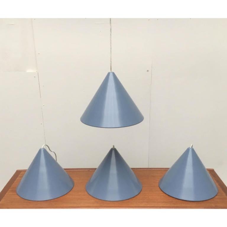 Semplici lampade a sospensione del produttore danese Louis Poulsen in un colore speciale.

Lo schermo è a forma di cono. All'esterno è dipinta in una brillante tonalità di blu, che si estende oltre il bordo sul fondo. Questa lampada può essere