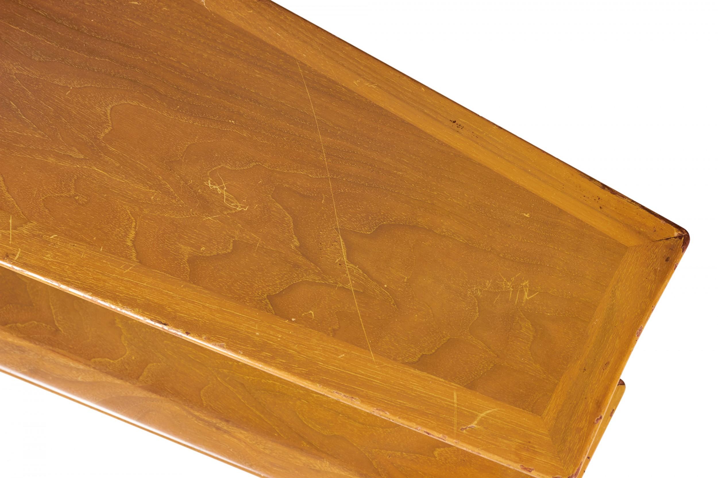Mesa de revista danesa de mediados de siglo de caoba rubia en cuña 'Manner of Jens Risom en venta 3