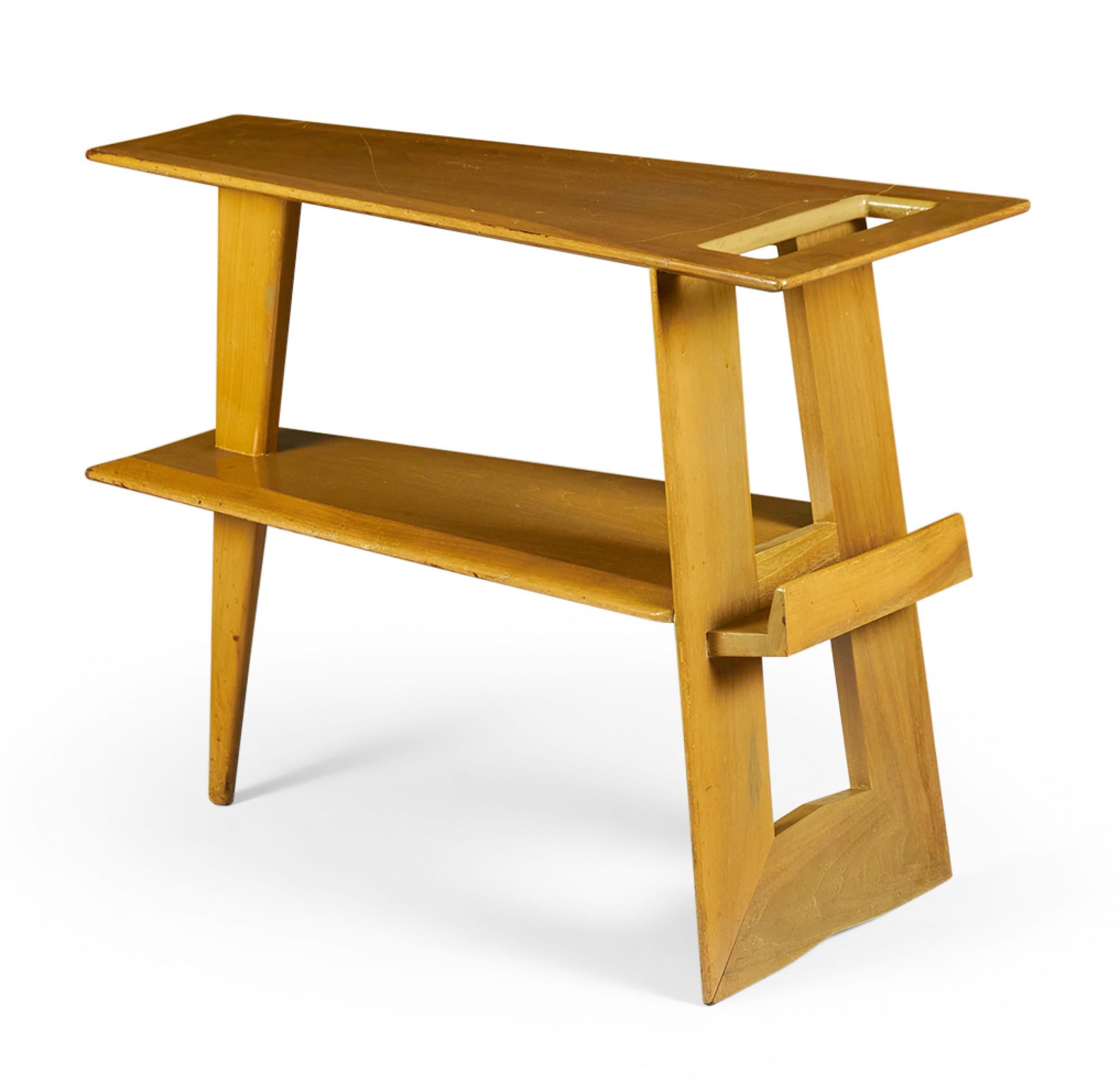 Mesa de revista danesa de mediados de siglo de caoba rubia en cuña 'Manner of Jens Risom en Bueno estado para la venta en Queens, NY