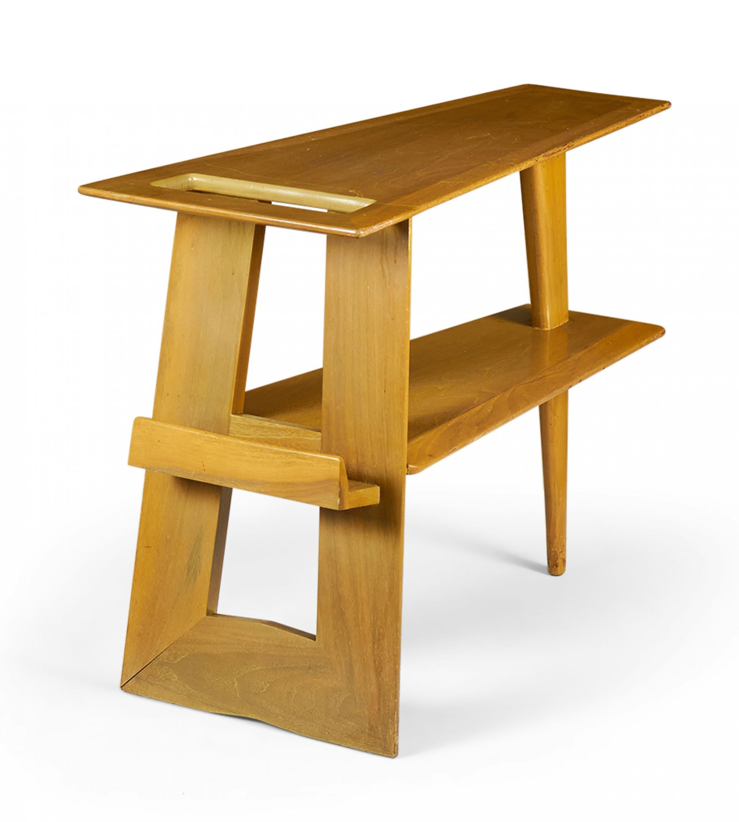 Mesa de revista danesa de mediados de siglo de caoba rubia en cuña 'Manner of Jens Risom Madera en venta