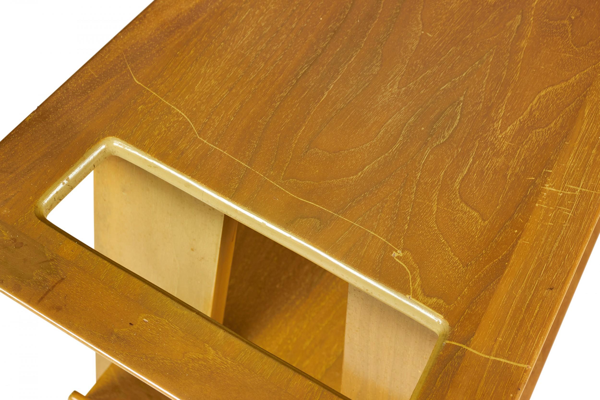 Mesa de revista danesa de mediados de siglo de caoba rubia en cuña 'Manner of Jens Risom en venta 2