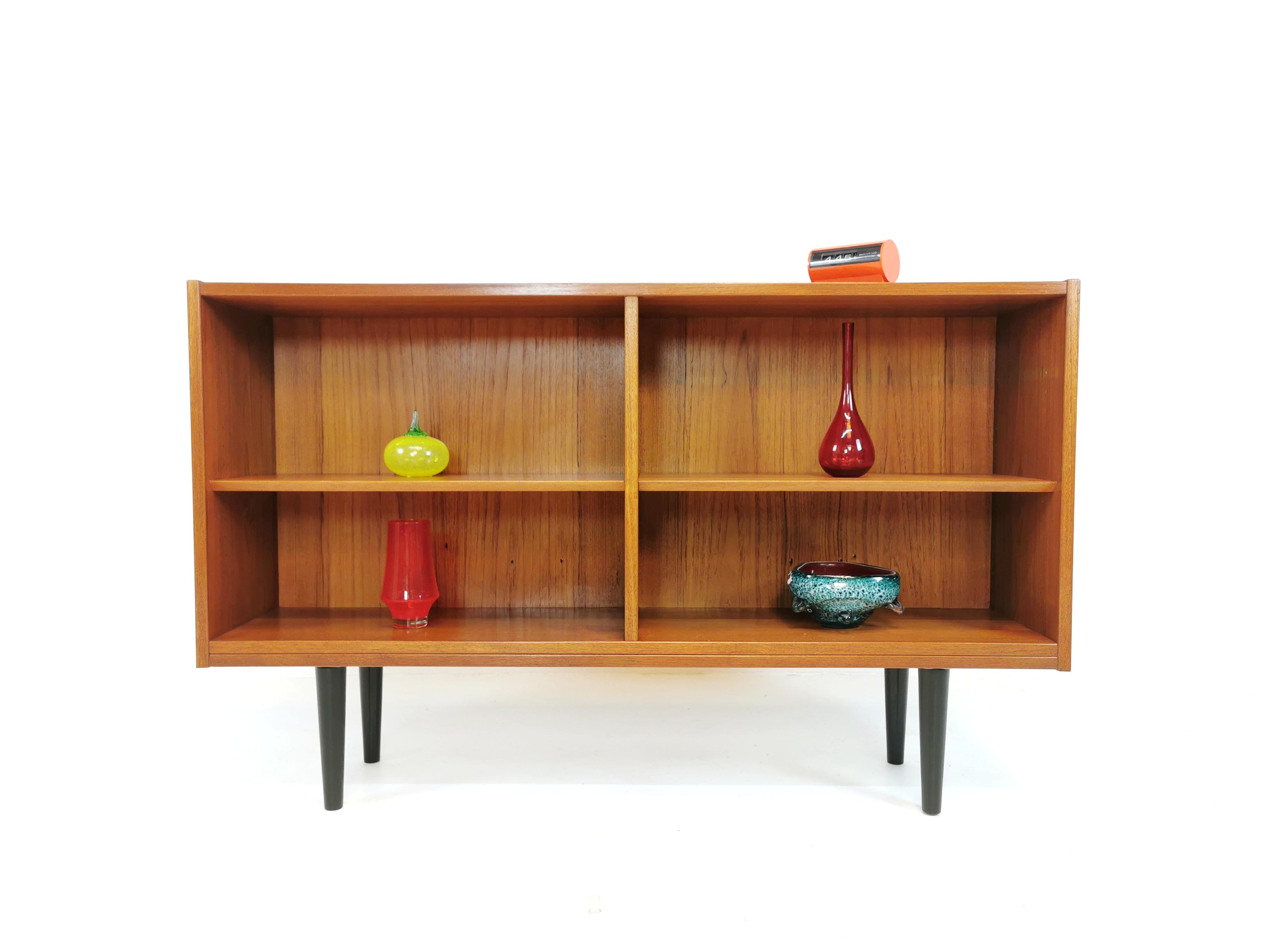 Danish designed bookcase unit from the midcentury. 

Features four shelving sections. Sat on ebonized legs.