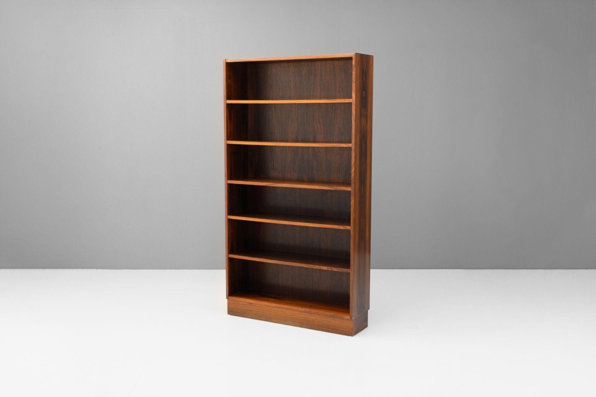 Libreria danese a sei ripiani regolabili impiallacciata in palissandro. Qualità fantastica e ottime condizioni. Stampigliato sul retro.
Circa 1960.
H. 182cm x L. 100cm x P. 28cm