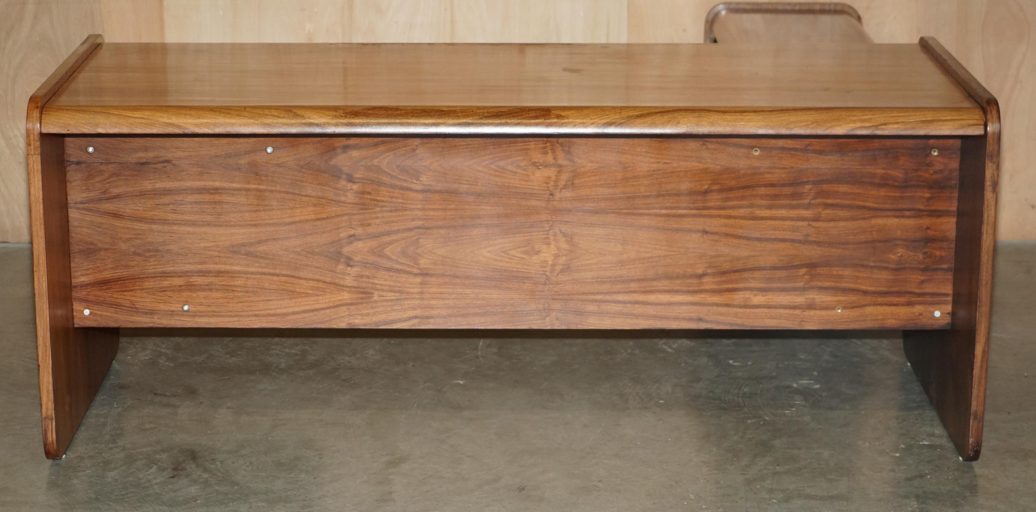 Scrivania da ufficio in legno danese del medio secolo, parte di un'ampia suite. in vendita 3