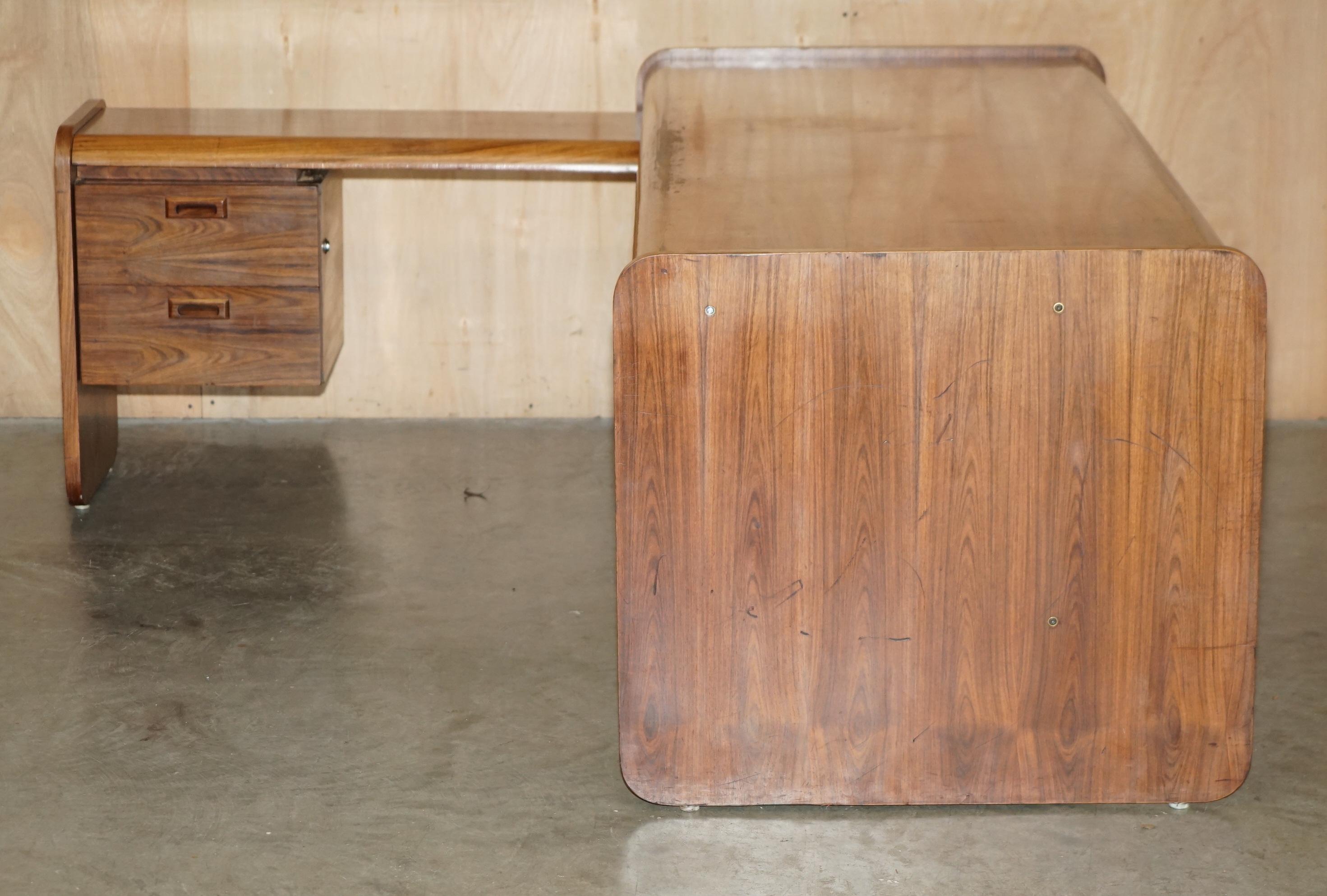 Scrivania da ufficio in legno danese del medio secolo, parte di un'ampia suite. in vendita 4