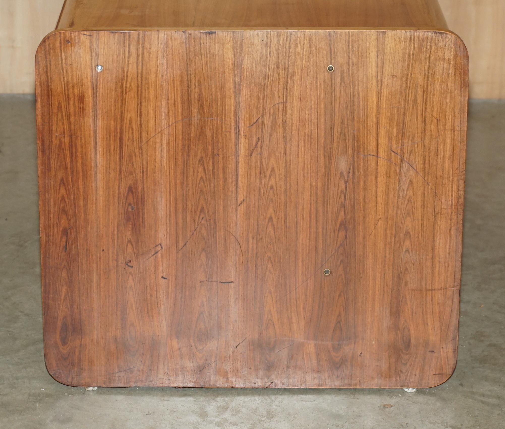 Scrivania da ufficio in legno danese del medio secolo, parte di un'ampia suite. in vendita 5