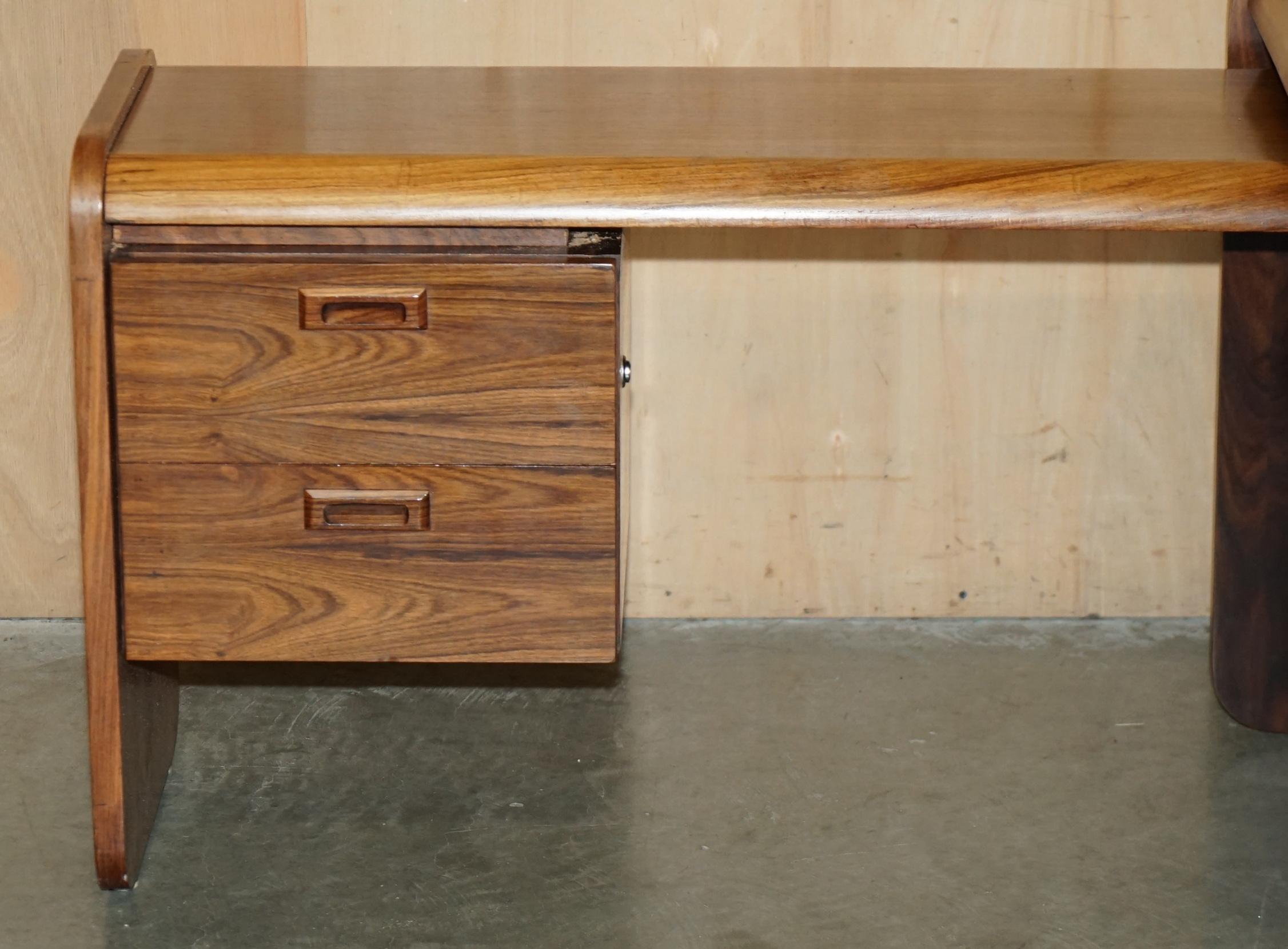 Scrivania da ufficio in legno danese del medio secolo, parte di un'ampia suite. in vendita 6