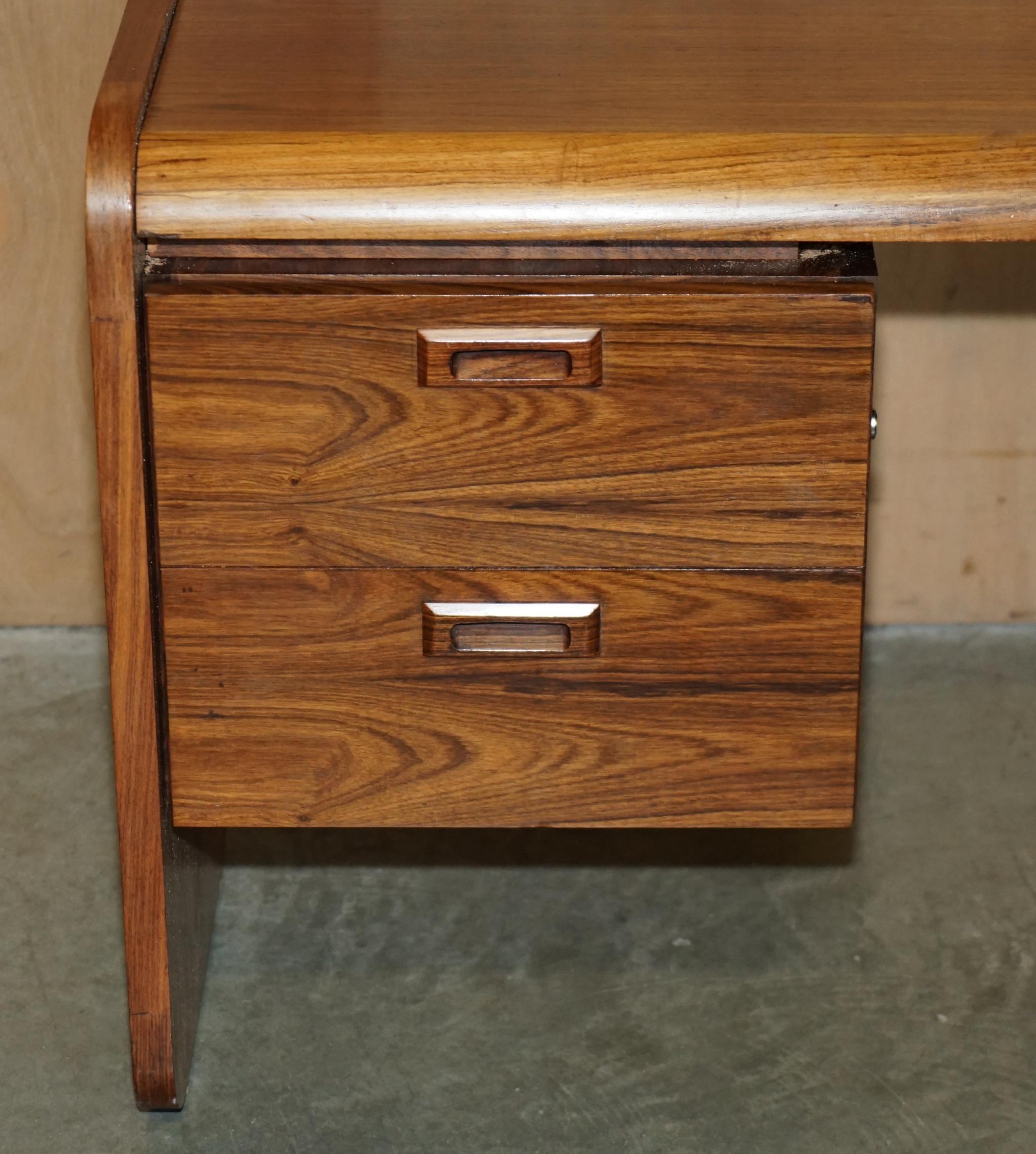 Scrivania da ufficio in legno danese del medio secolo, parte di un'ampia suite. in vendita 7