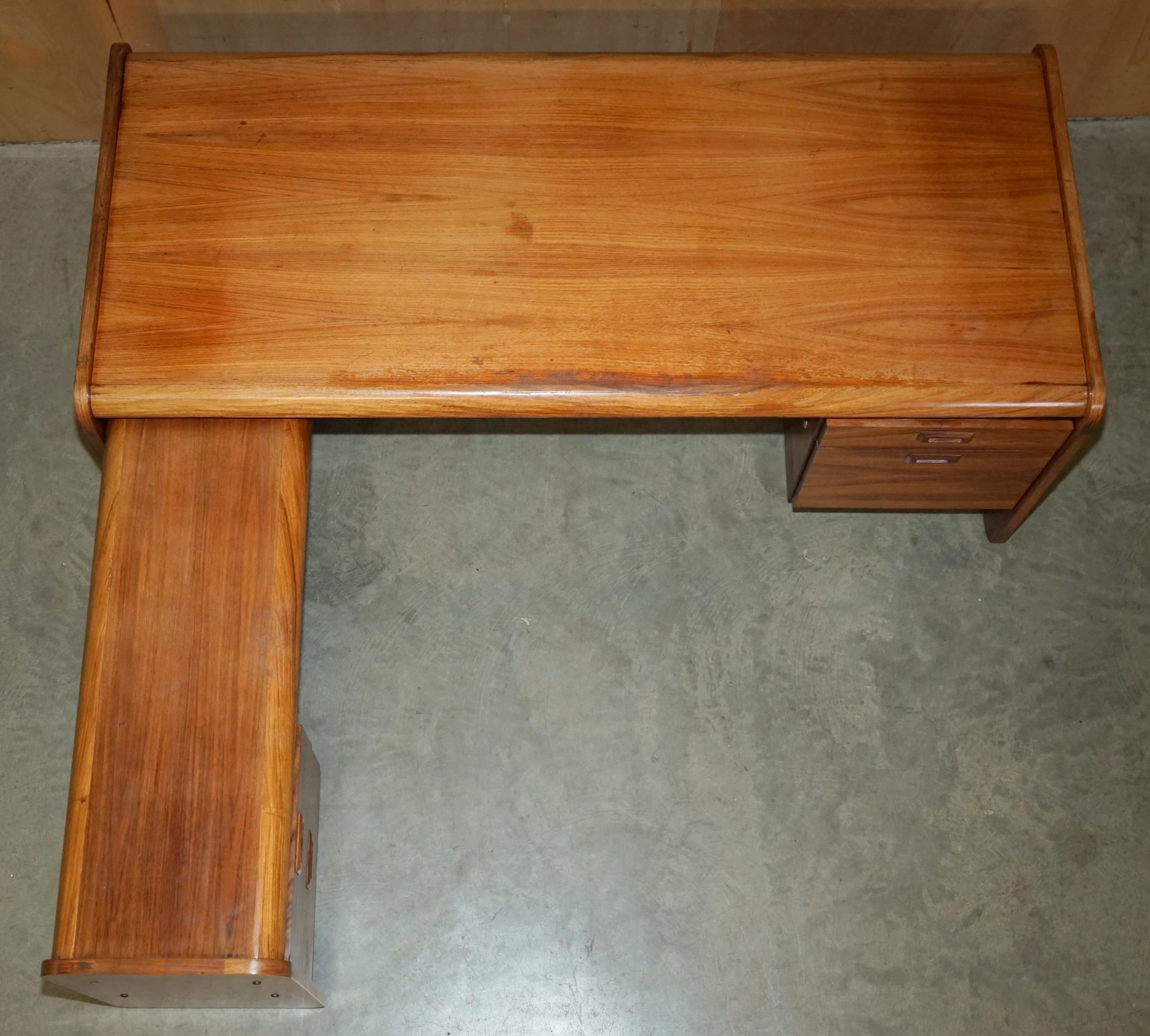 Scrivania da ufficio in legno danese del medio secolo, parte di un'ampia suite. in vendita 8