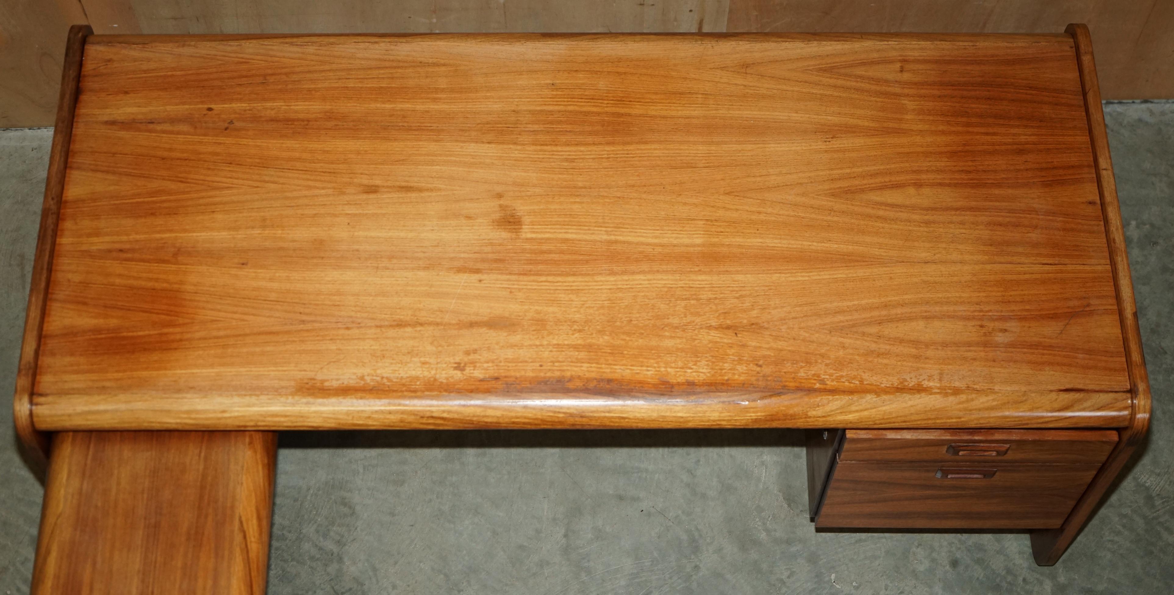 Scrivania da ufficio in legno danese del medio secolo, parte di un'ampia suite. in vendita 9