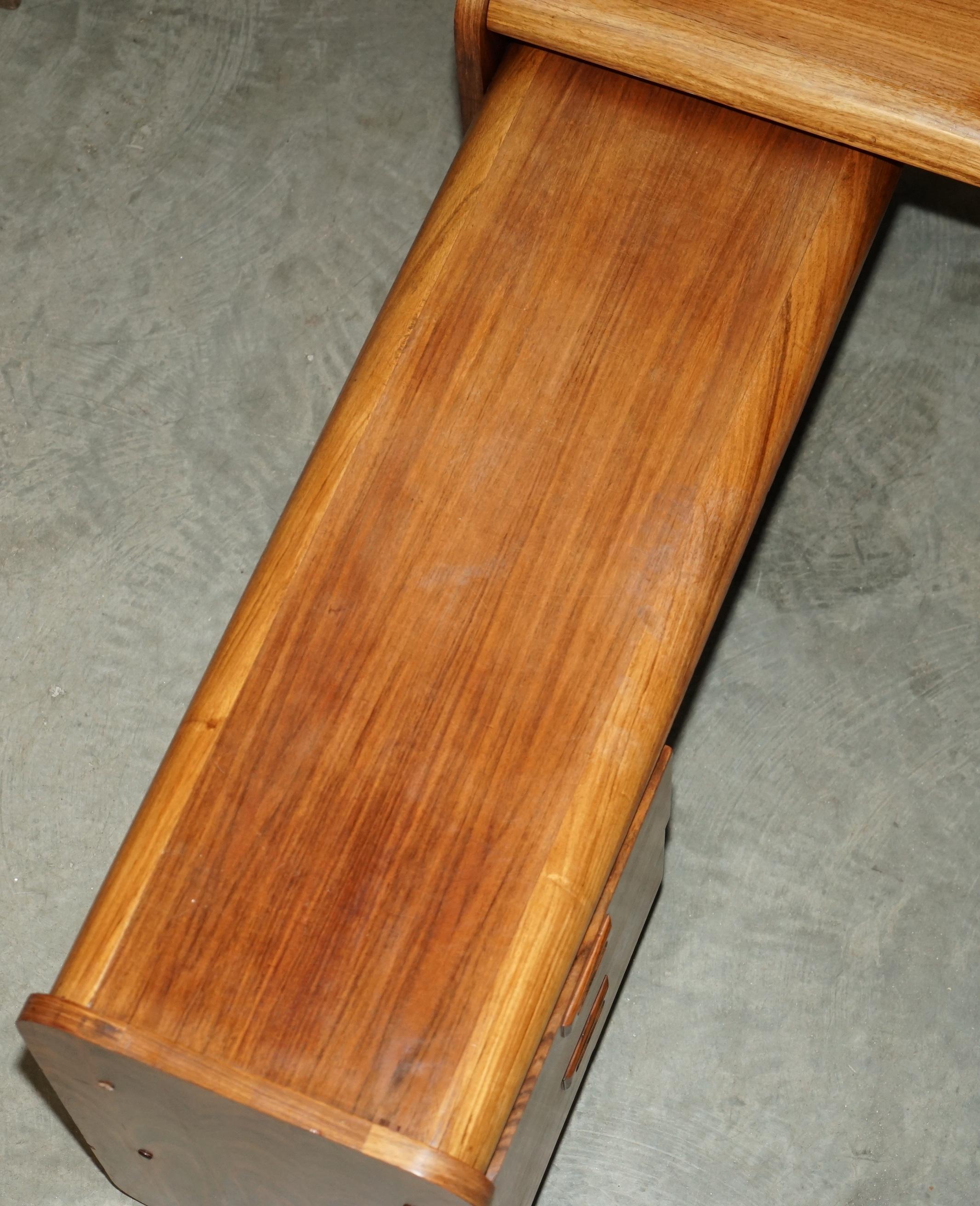 Scrivania da ufficio in legno danese del medio secolo, parte di un'ampia suite. in vendita 10