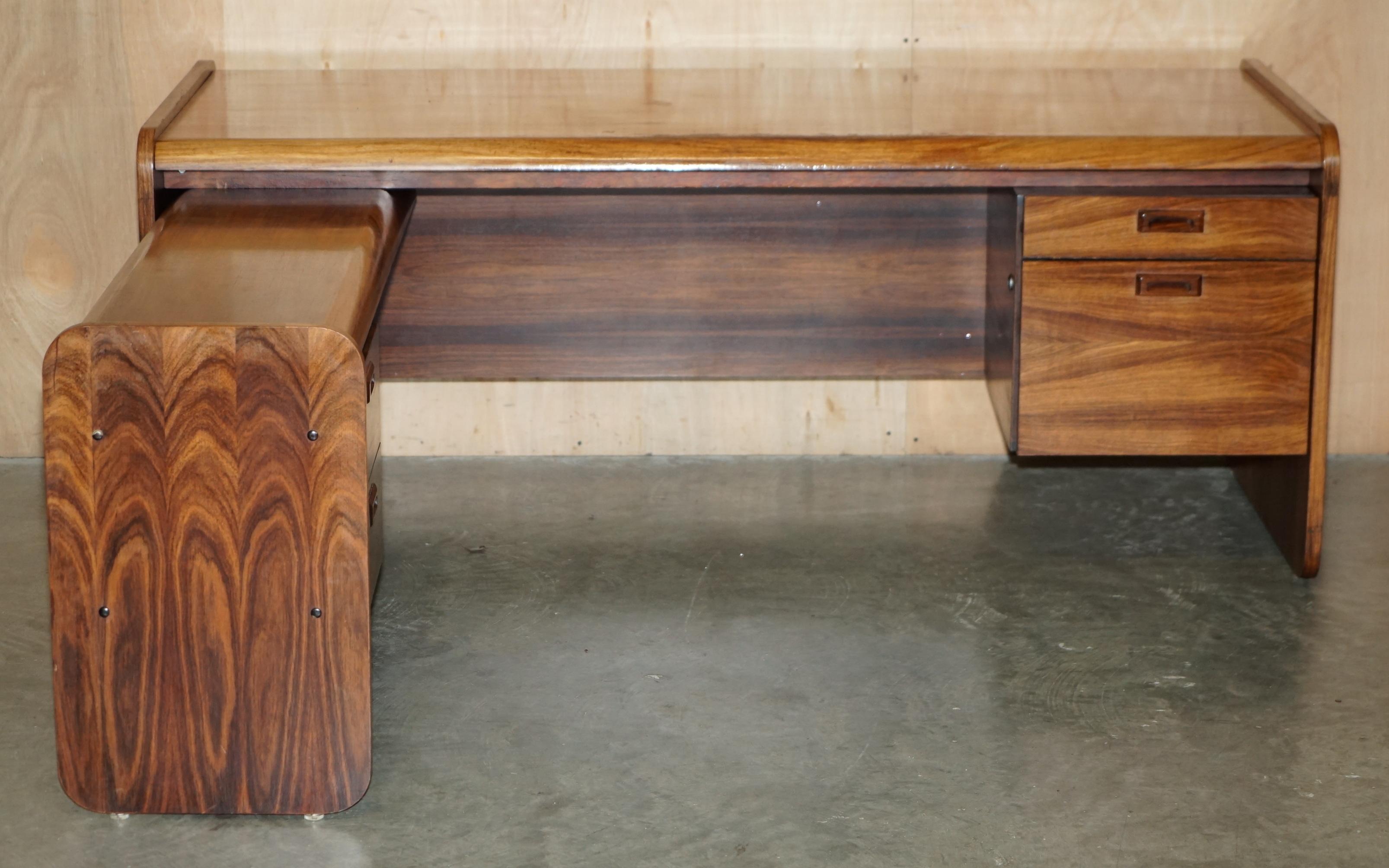 Mid-Century moderno Scrivania da ufficio in legno danese del medio secolo, parte di un'ampia suite. in vendita