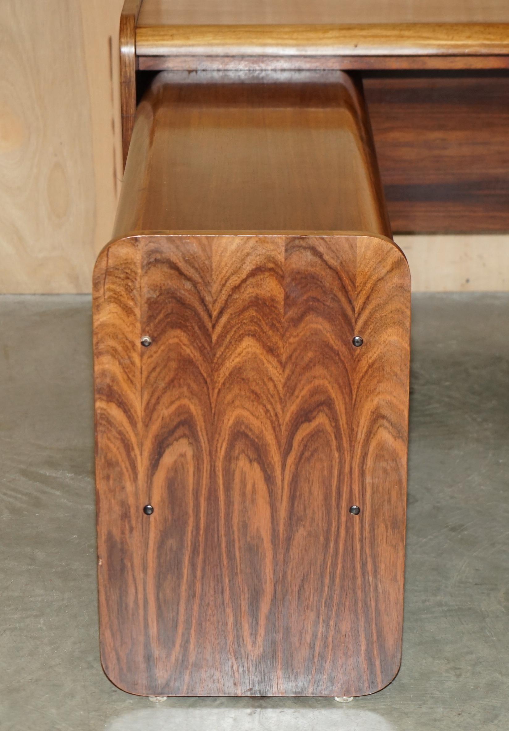 Fatto a mano Scrivania da ufficio in legno danese del medio secolo, parte di un'ampia suite. in vendita