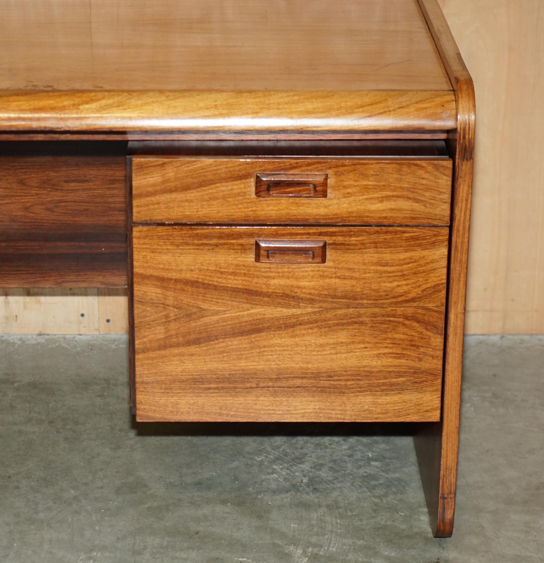 Scrivania da ufficio in legno danese del medio secolo, parte di un'ampia suite. In condizioni discrete in vendita a West Sussex, Pulborough