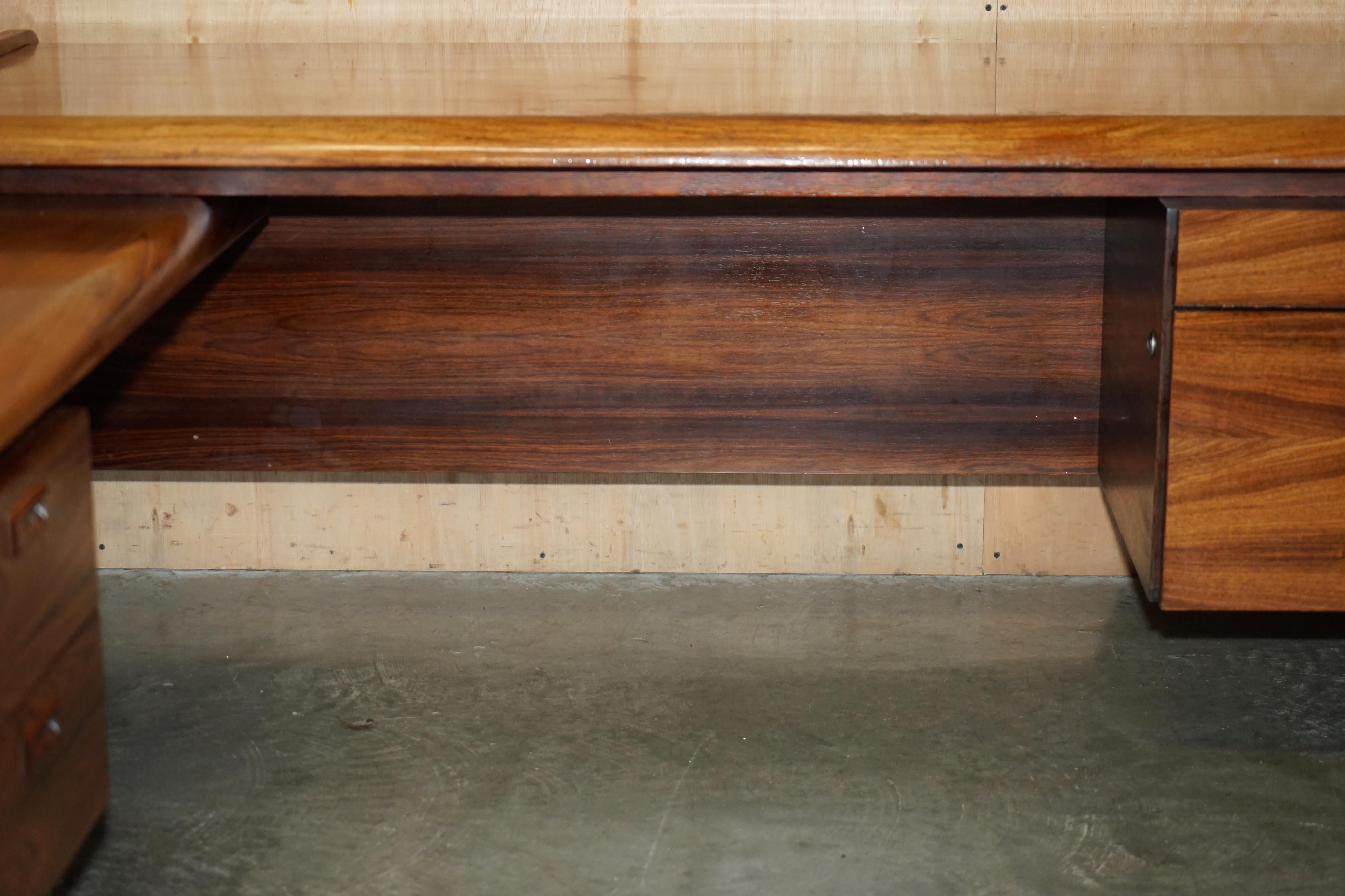 XX secolo Scrivania da ufficio in legno danese del medio secolo, parte di un'ampia suite. in vendita