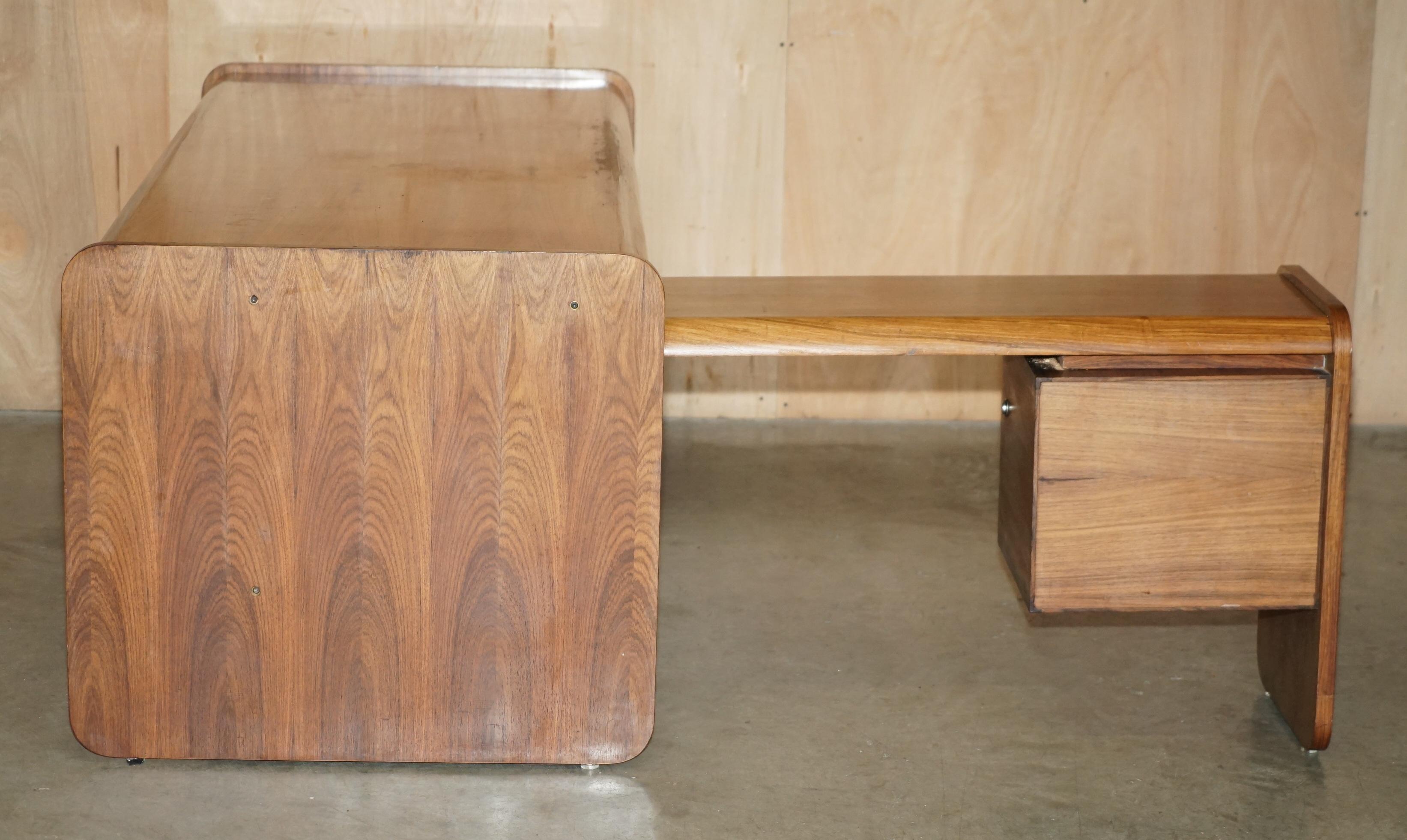 Legno massiccio Scrivania da ufficio in legno danese del medio secolo, parte di un'ampia suite. in vendita