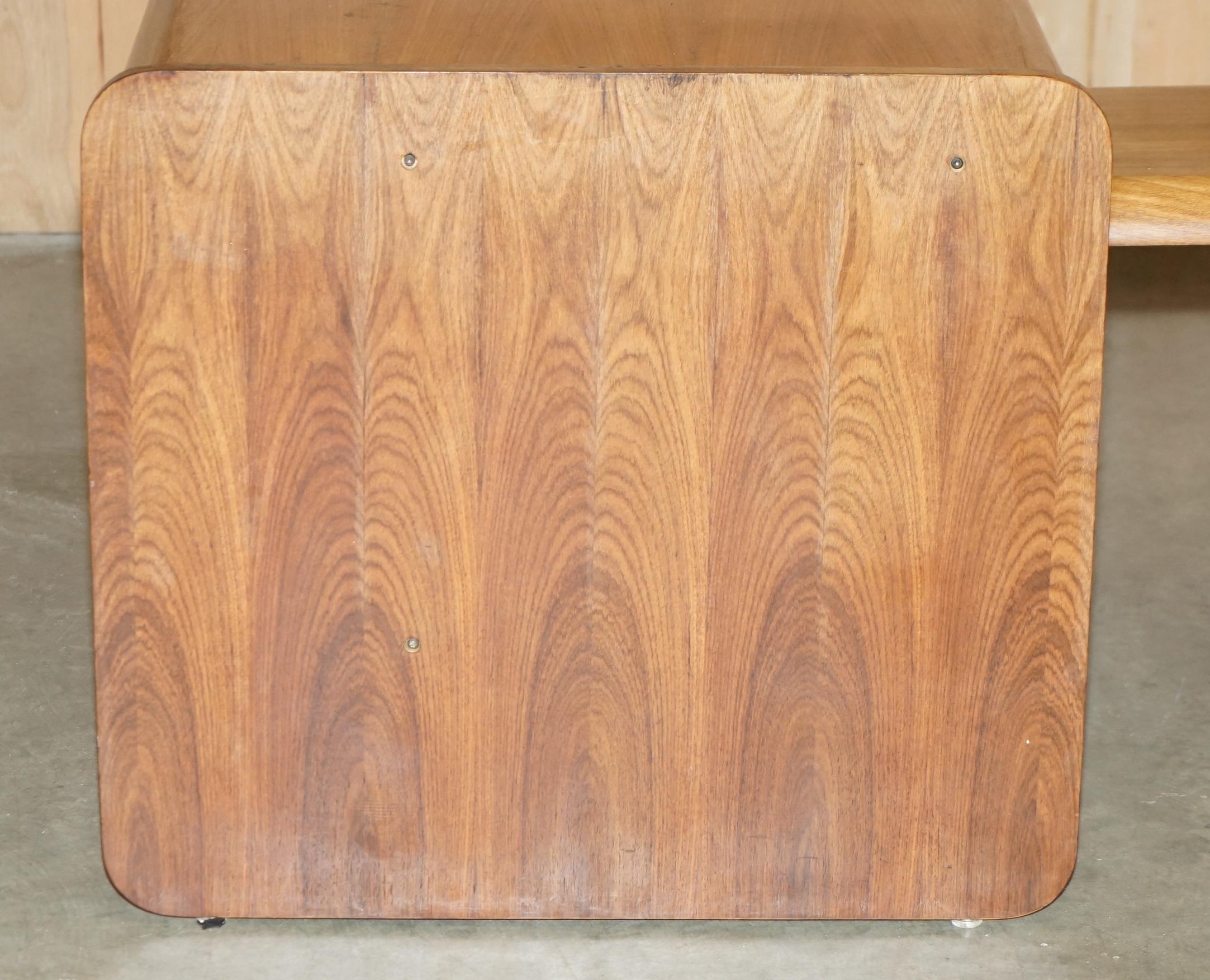 Scrivania da ufficio in legno danese del medio secolo, parte di un'ampia suite. in vendita 1