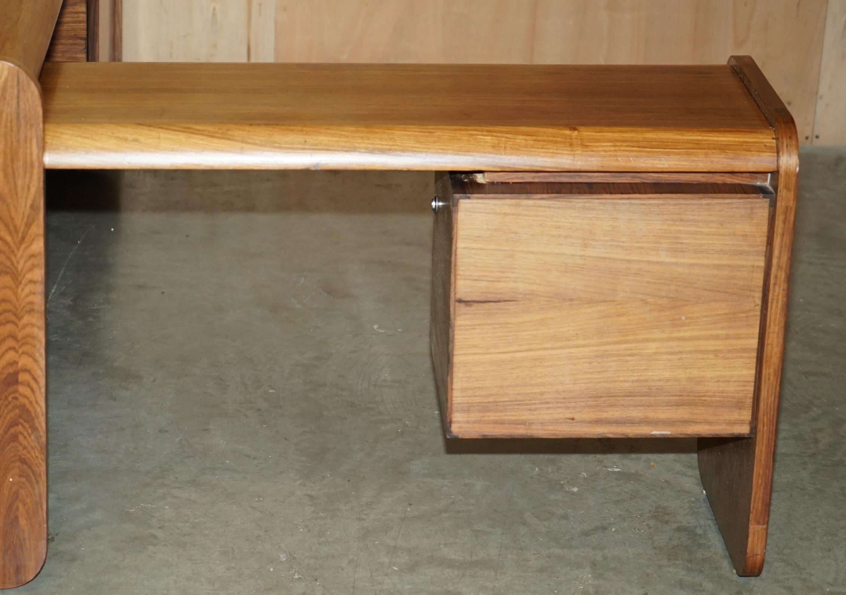 Scrivania da ufficio in legno danese del medio secolo, parte di un'ampia suite. in vendita 2