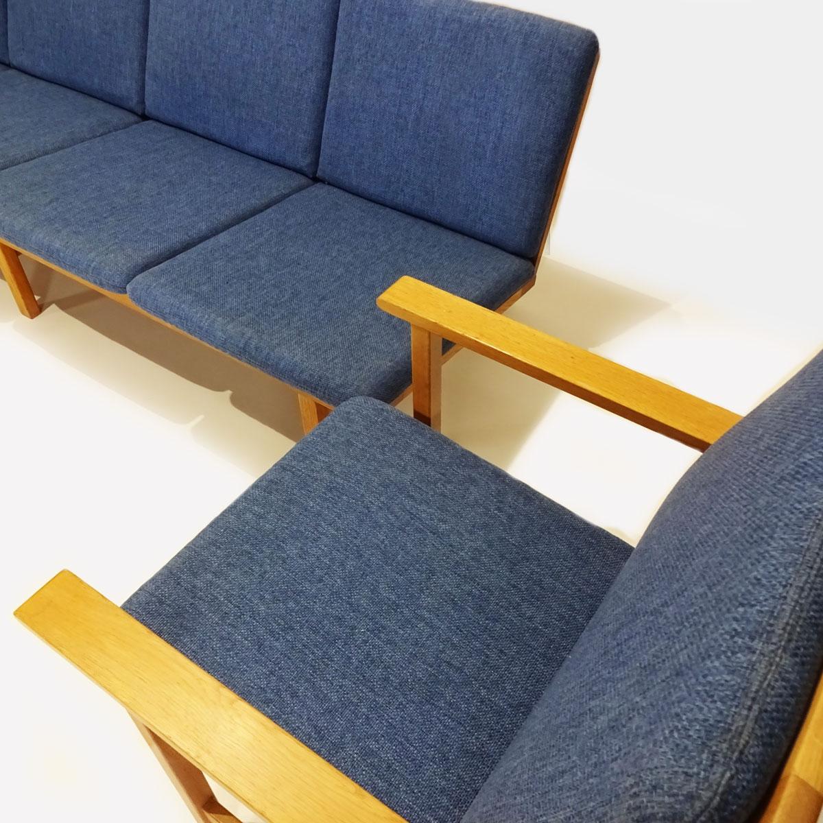 Danish Midcentury Børge Mogensen 4 Seater Oak Bench Sofa and Two Armchairs In Good Condition For Sale In Highclere, Newbury