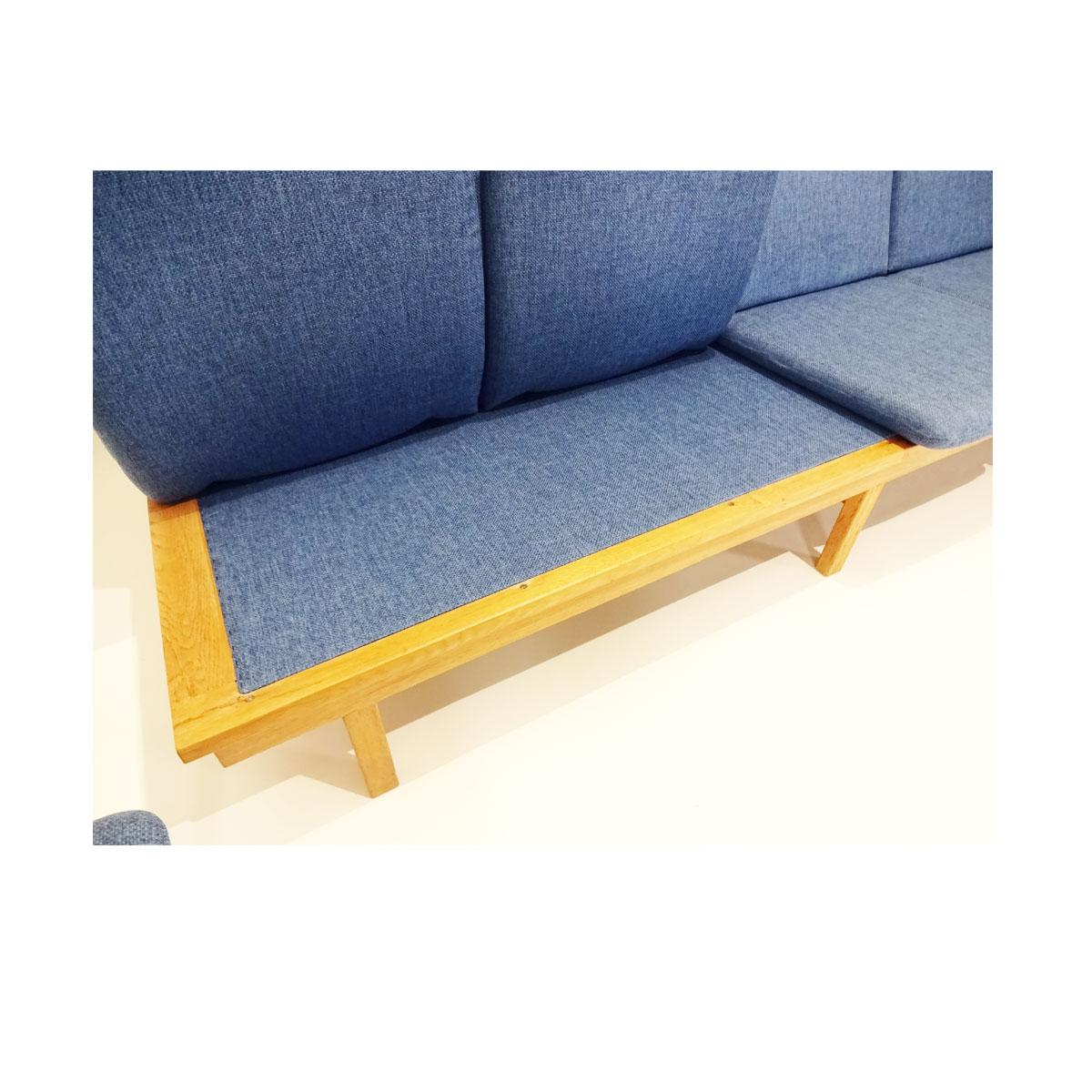 Danish Midcentury Børge Mogensen 4 Seater Oak Bench Sofa and Two Armchairs For Sale 2