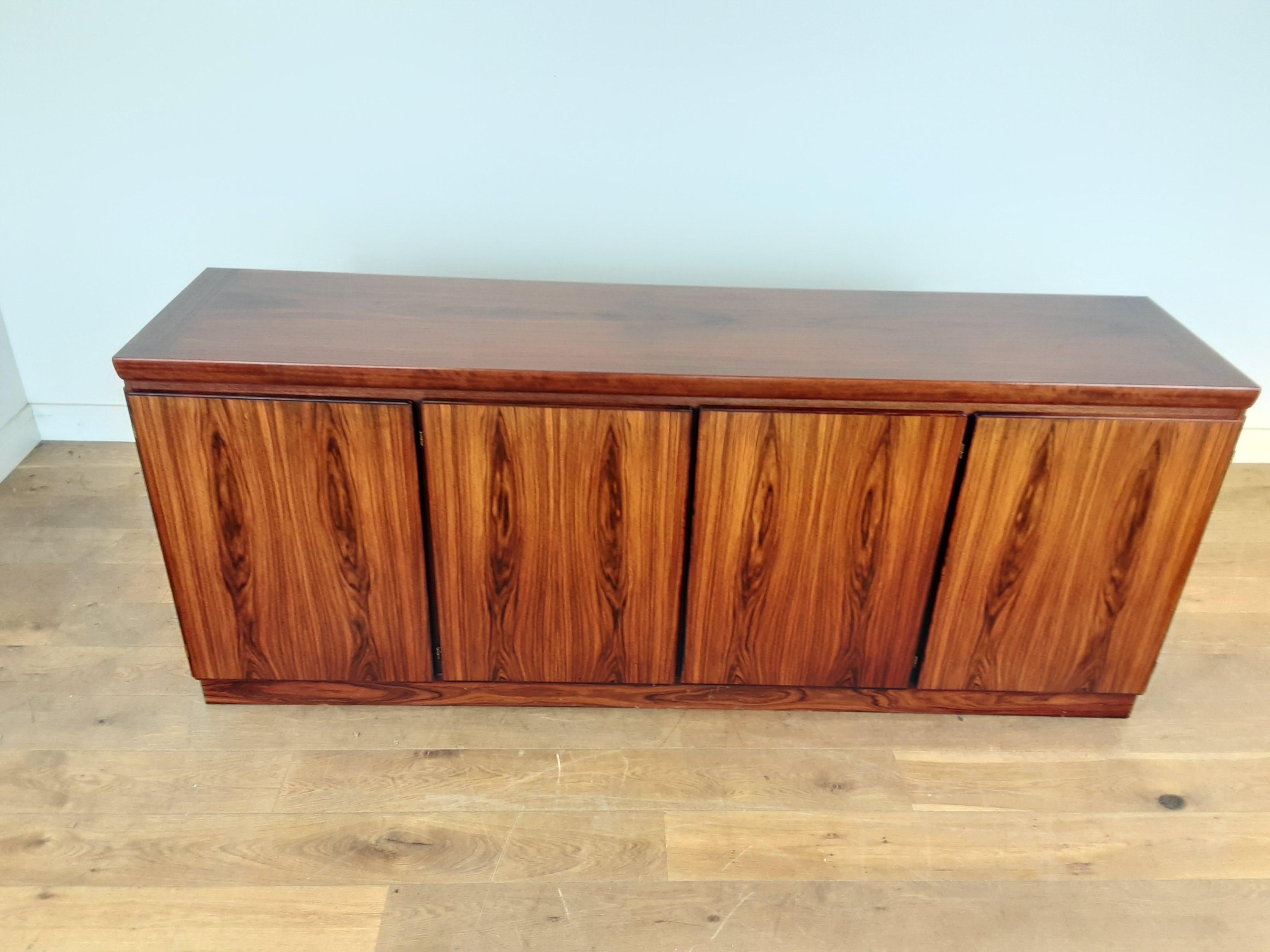 Midcentury sideboard credenza
Midcentury rosewood sideboard.
Very smart Danish sideboard by Dyrlund in a stunning rosewood.
The left side cupboard conceals a bank of six drawers, the other cupboards concealing shelved storage.
Danish, circa