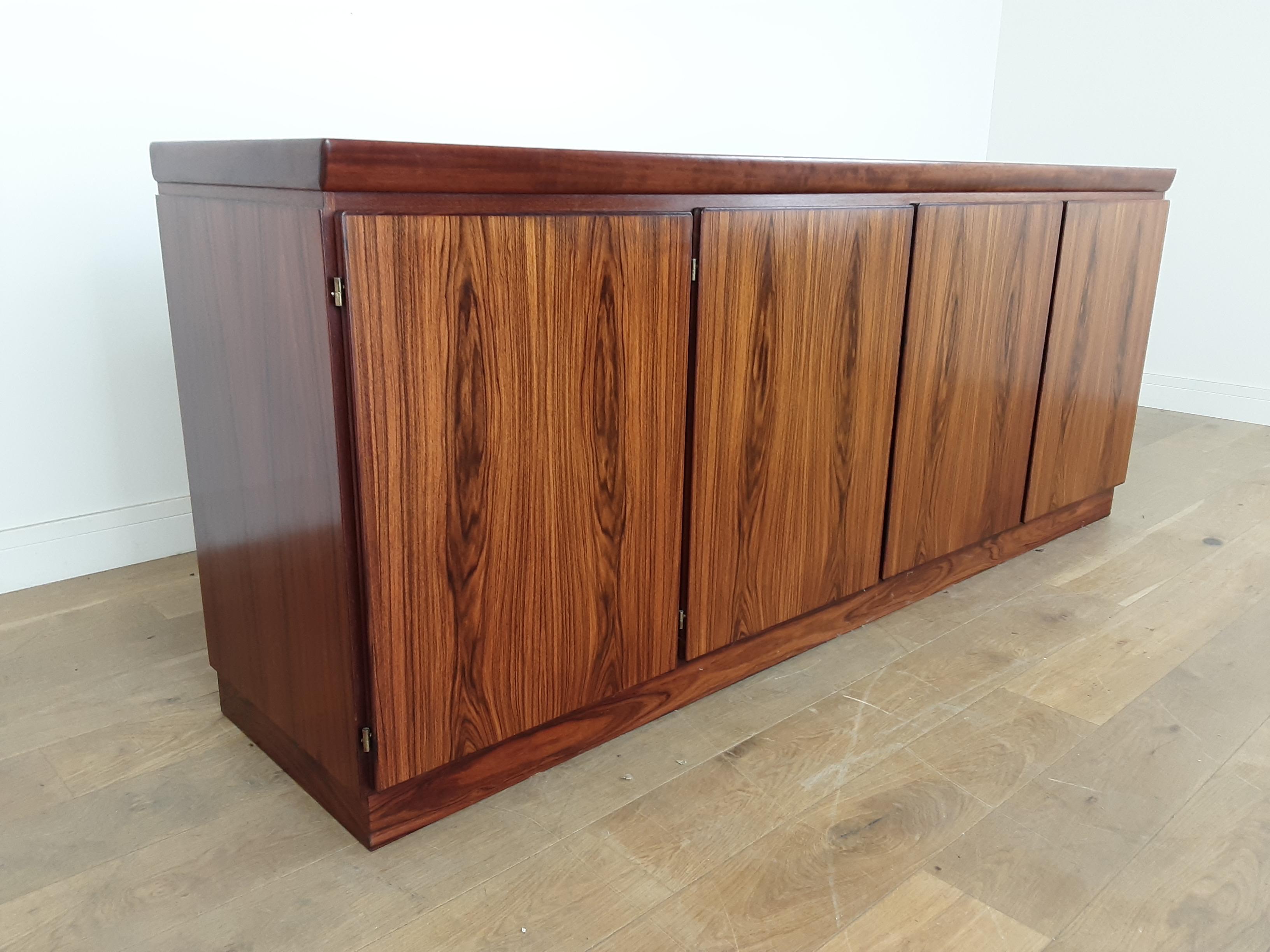 Danish Midcentury Brown Sideboard in Rosewood by Dyrlund Smith In Good Condition For Sale In London, GB