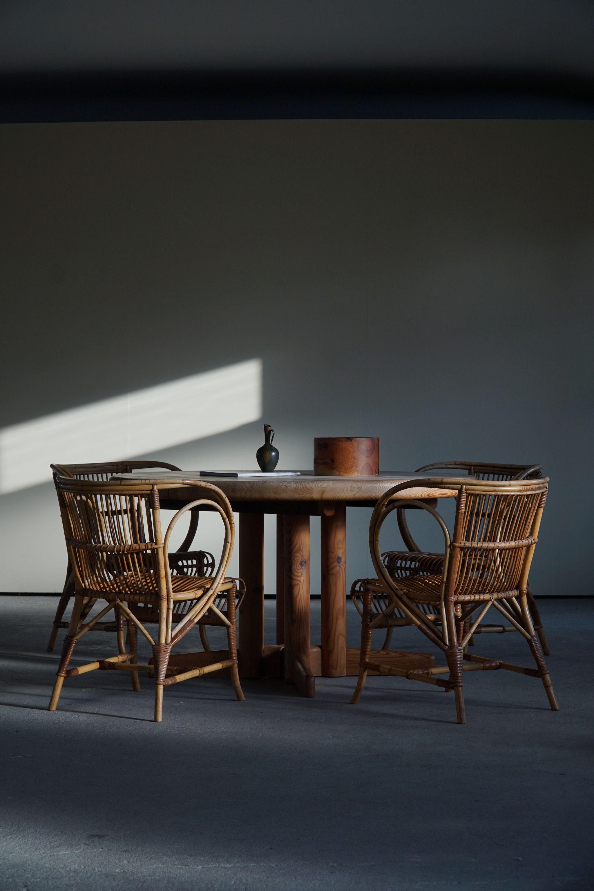 Round dining table in solid pine, made by Rainer Daumiller for Hirtshals Savværk, 1970s.

Space for 6 people.

A great brutalist object for the modern interior. A warm colour and patina that pair well with the minimalist scandinavian lifestyle.