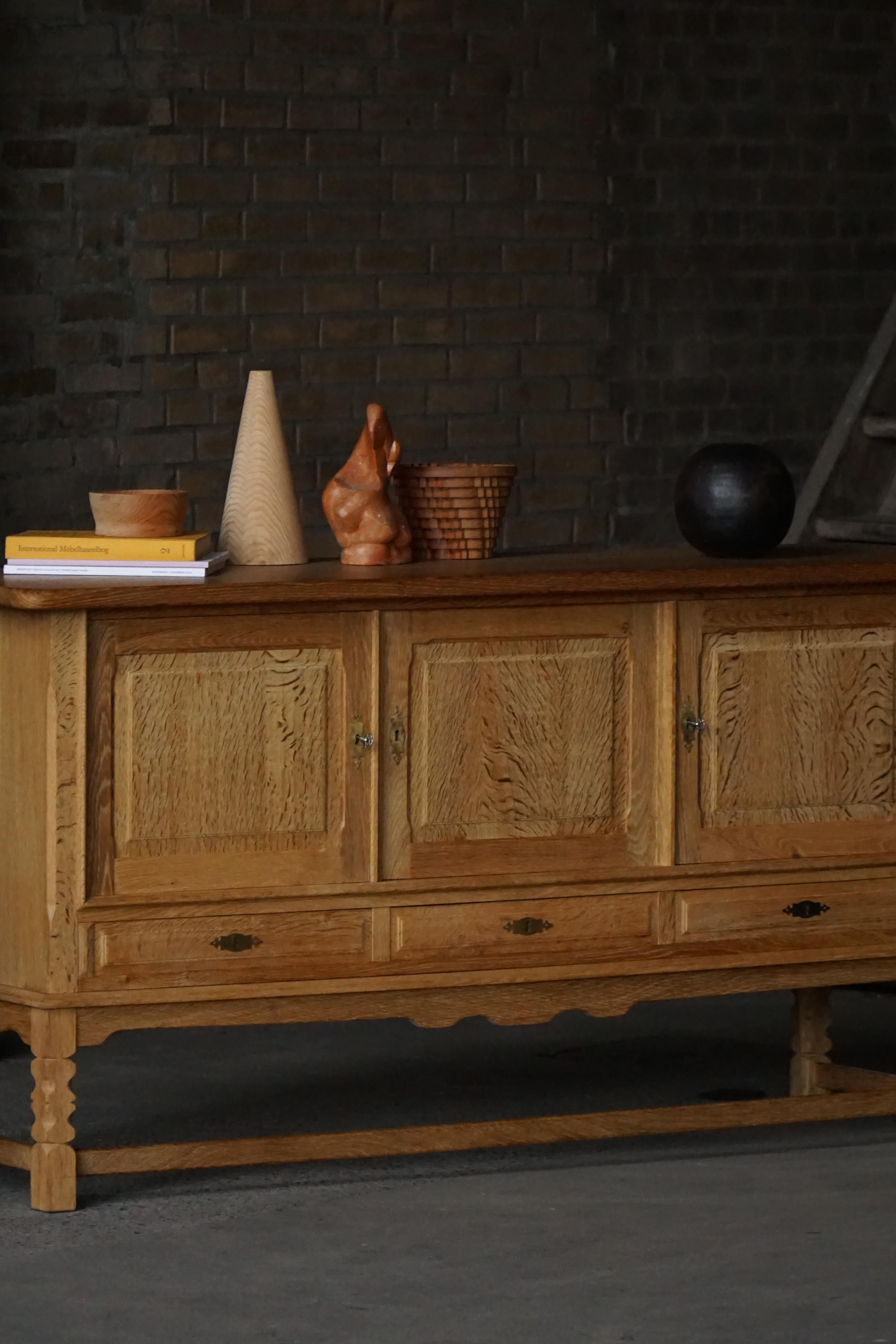 Buffet danois du milieu du siècle, brutaliste, en Oak, Henning Kjærnulf, 1960 en vente 8