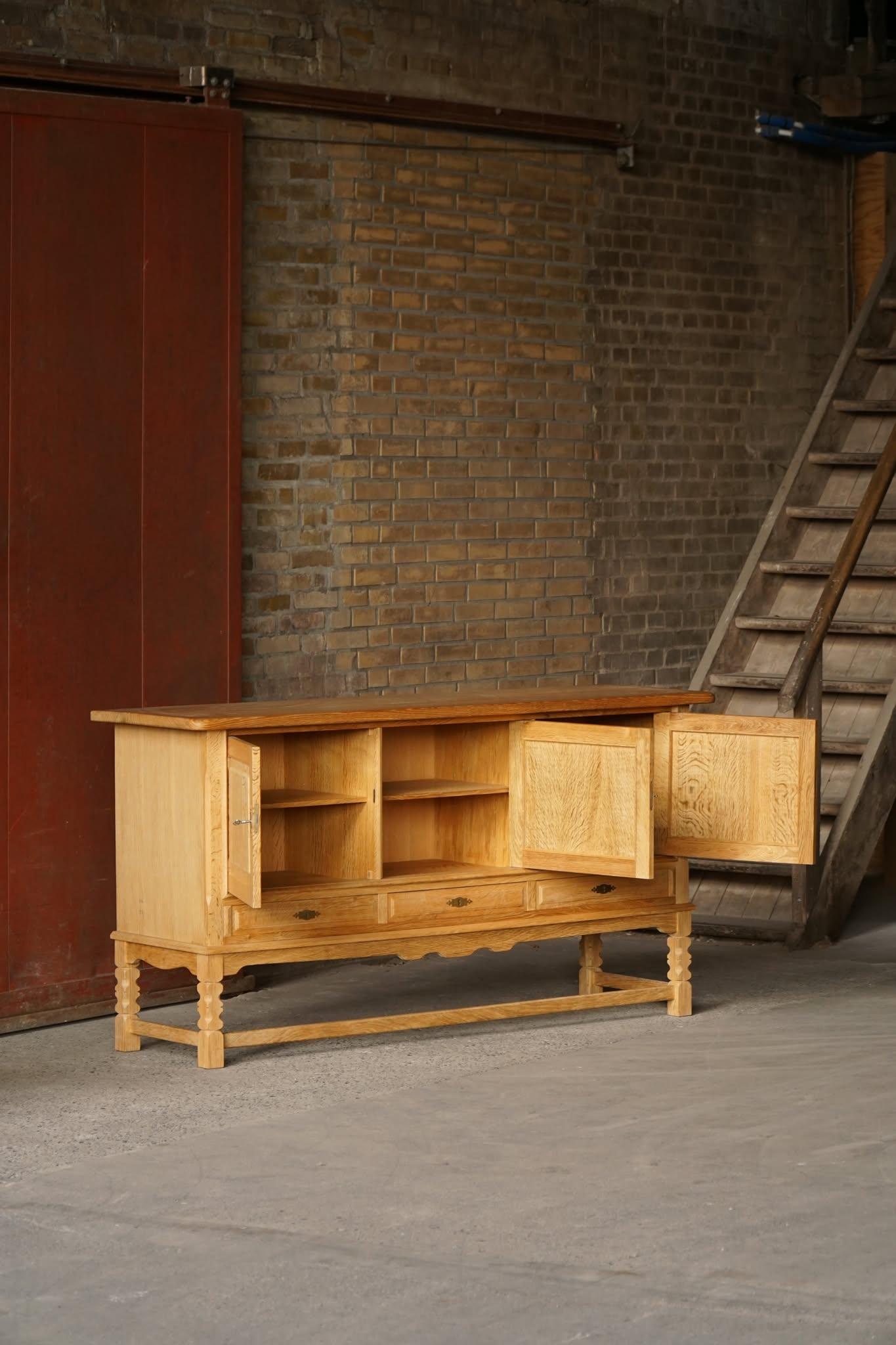 Scandinave moderne Buffet danois du milieu du siècle, brutaliste, en Oak, Henning Kjærnulf, 1960 en vente