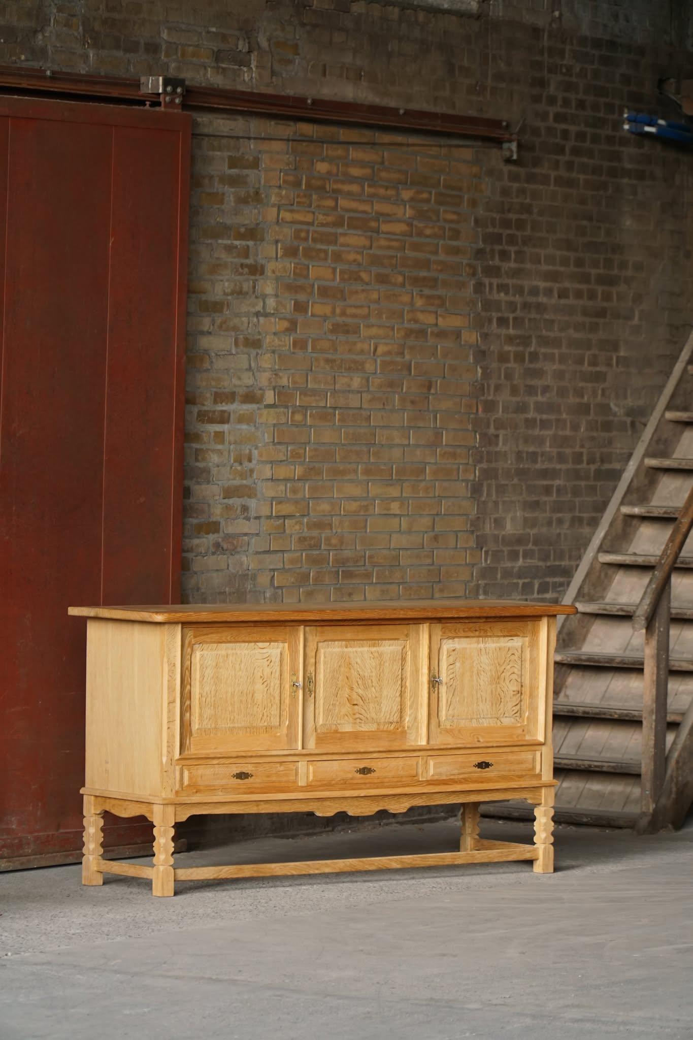 Buffet danois du milieu du siècle, brutaliste, en Oak, Henning Kjærnulf, 1960 Bon état - En vente à Odense, DK