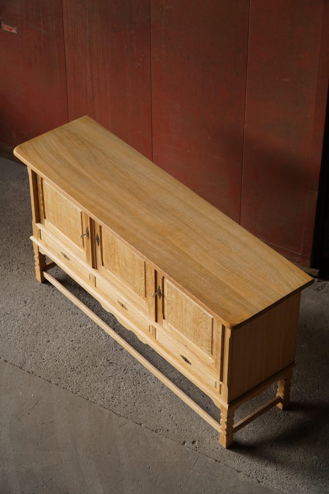 20ième siècle Buffet danois du milieu du siècle, brutaliste, en Oak, Henning Kjærnulf, 1960 en vente