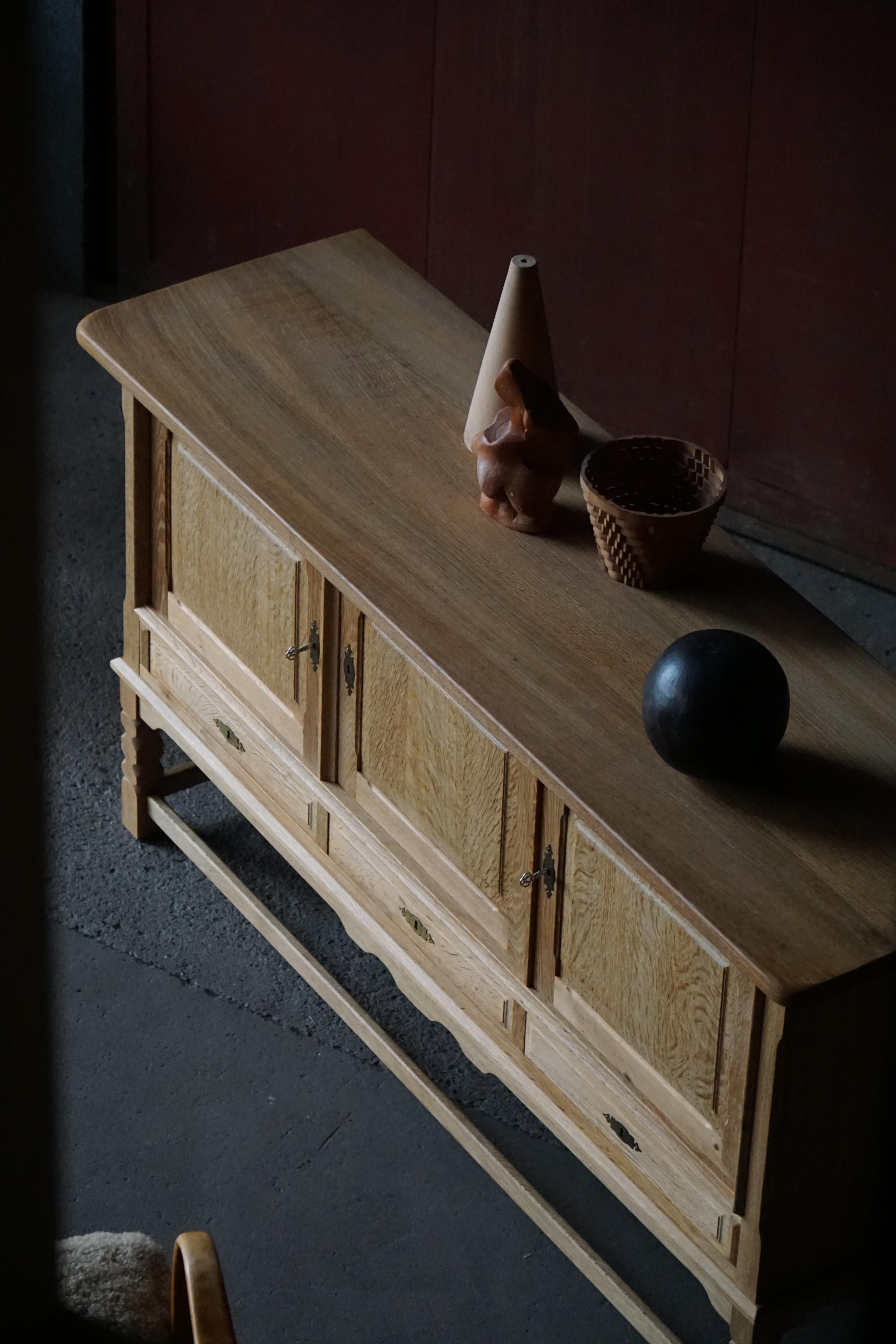 Danois Buffet danois du milieu du siècle, brutaliste, en Oak, Henning Kjærnulf, 1960 en vente