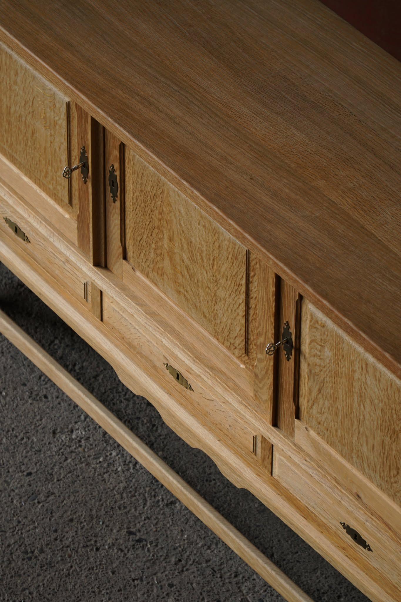 Buffet danois du milieu du siècle, brutaliste, en Oak, Henning Kjærnulf, 1960 en vente 2