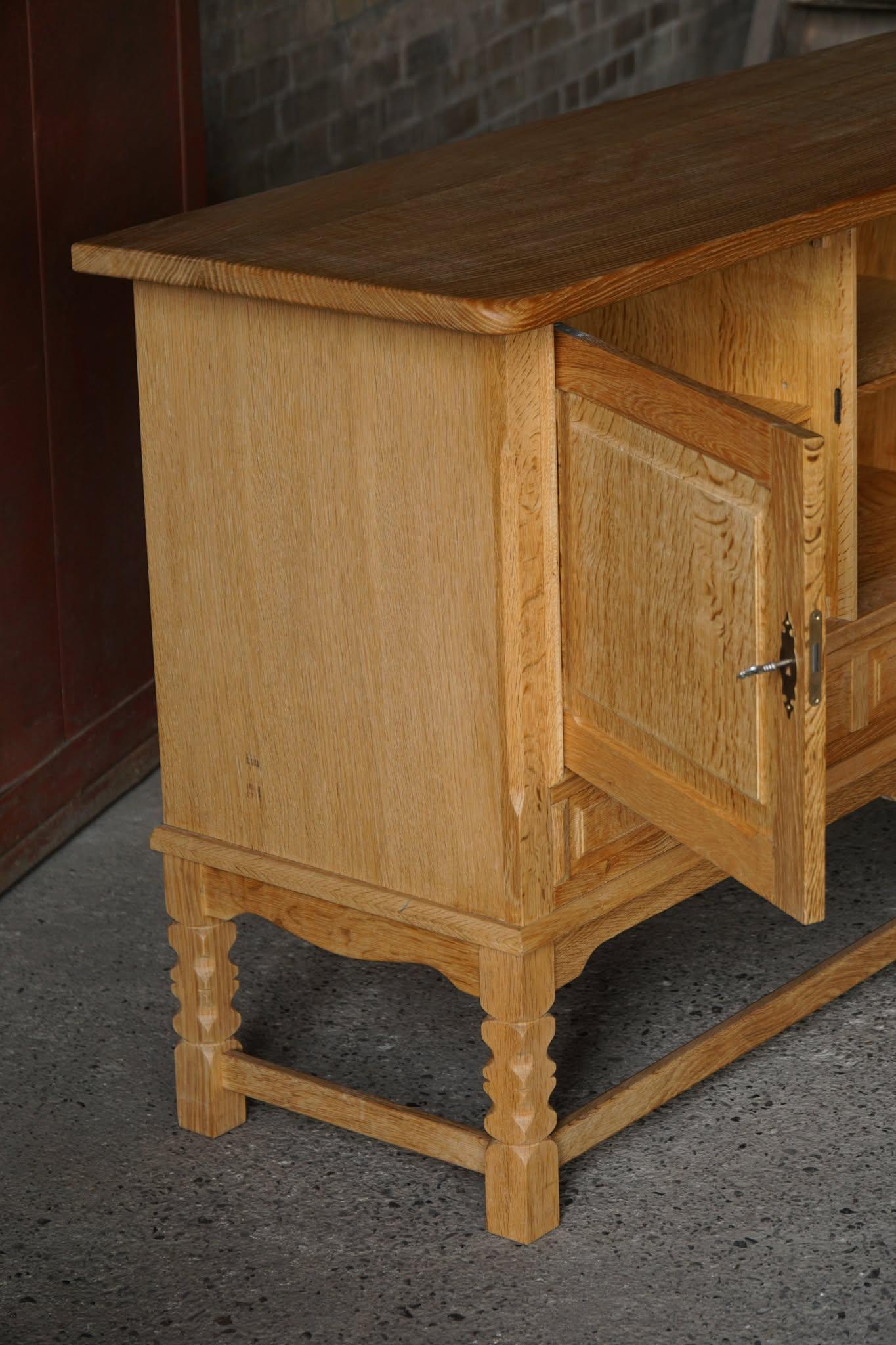 Buffet danois du milieu du siècle, brutaliste, en Oak, Henning Kjærnulf, 1960 en vente 3