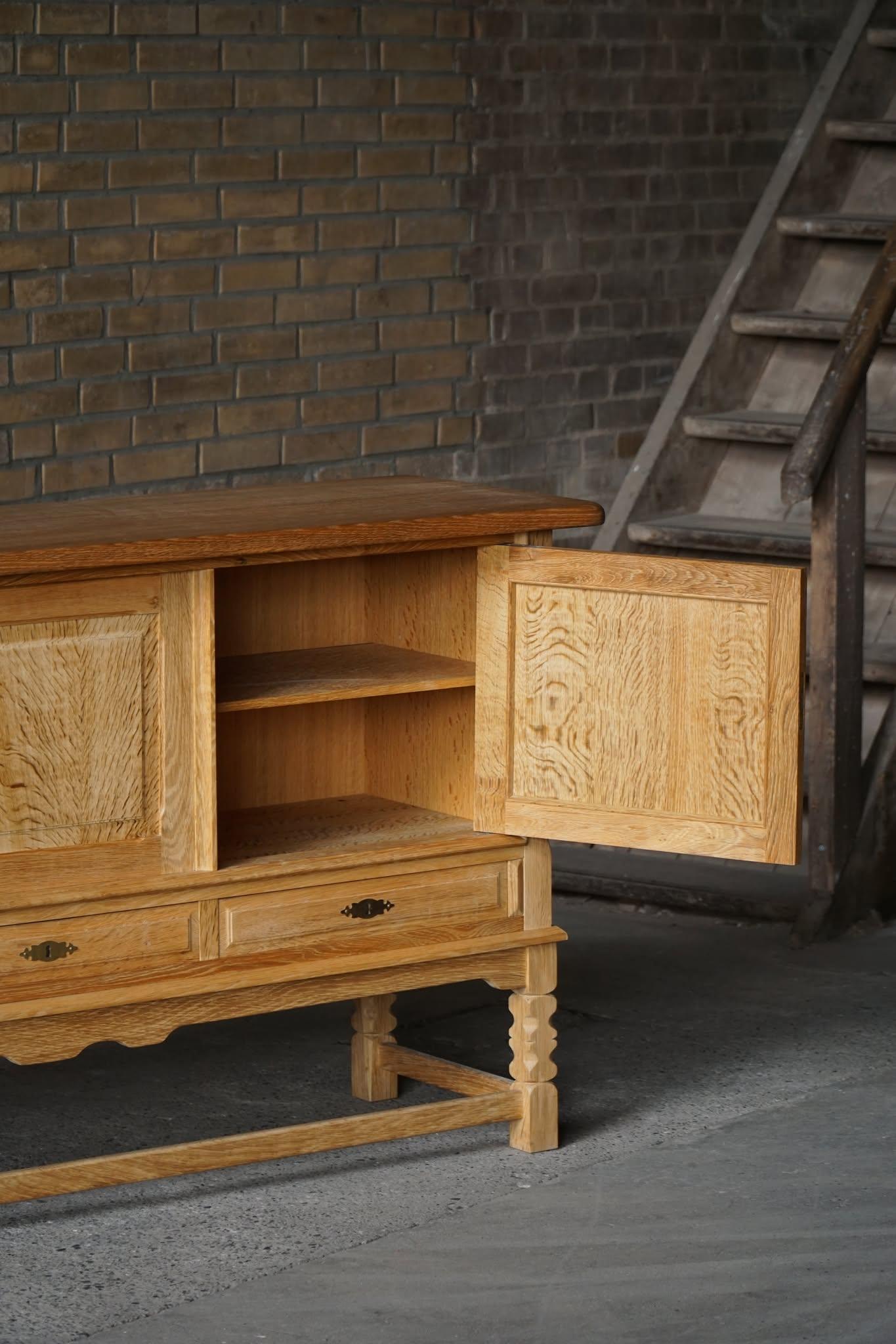Buffet danois du milieu du siècle, brutaliste, en Oak, Henning Kjærnulf, 1960 en vente 4