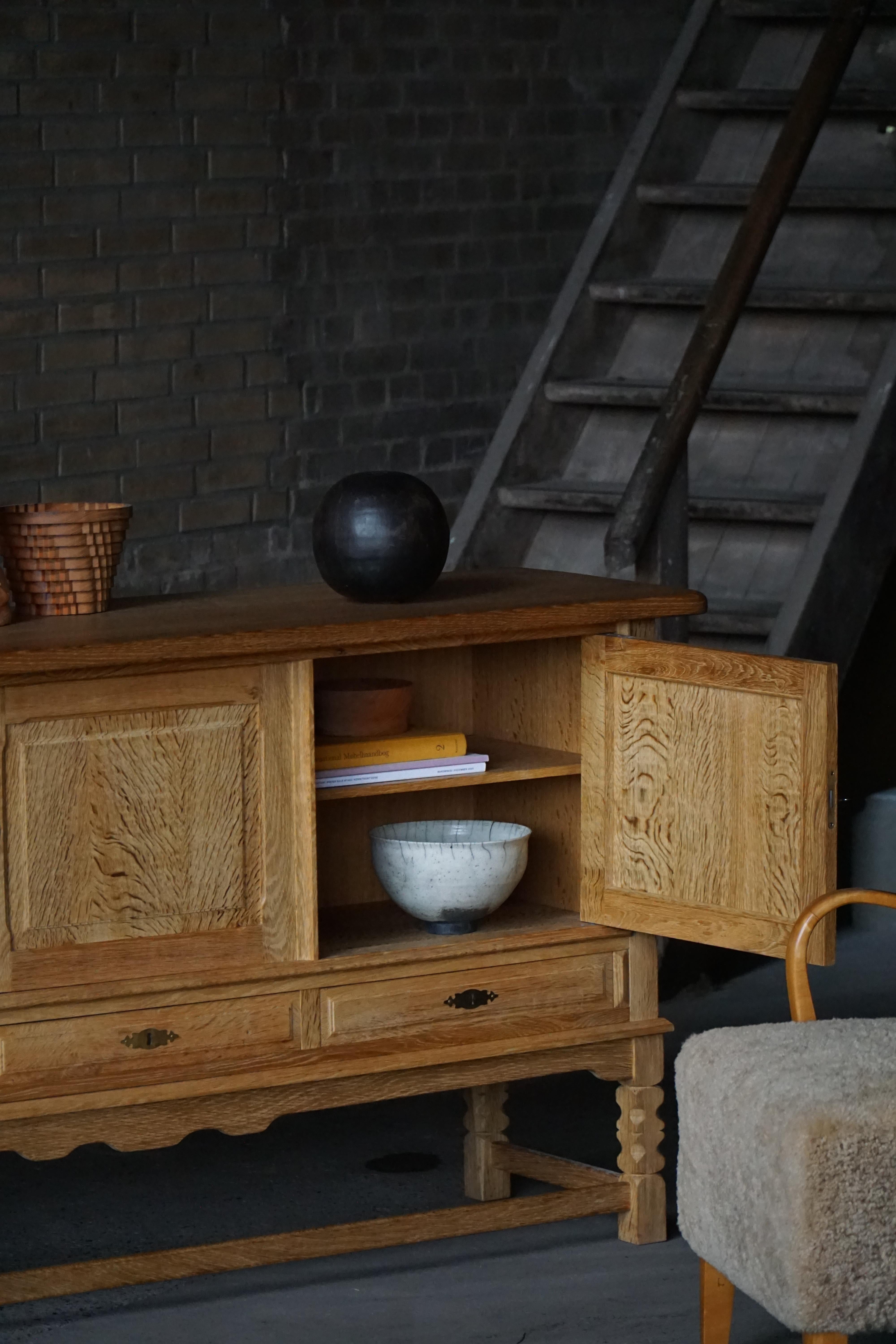 Chêne Buffet danois du milieu du siècle, brutaliste, en Oak, Henning Kjærnulf, 1960 en vente