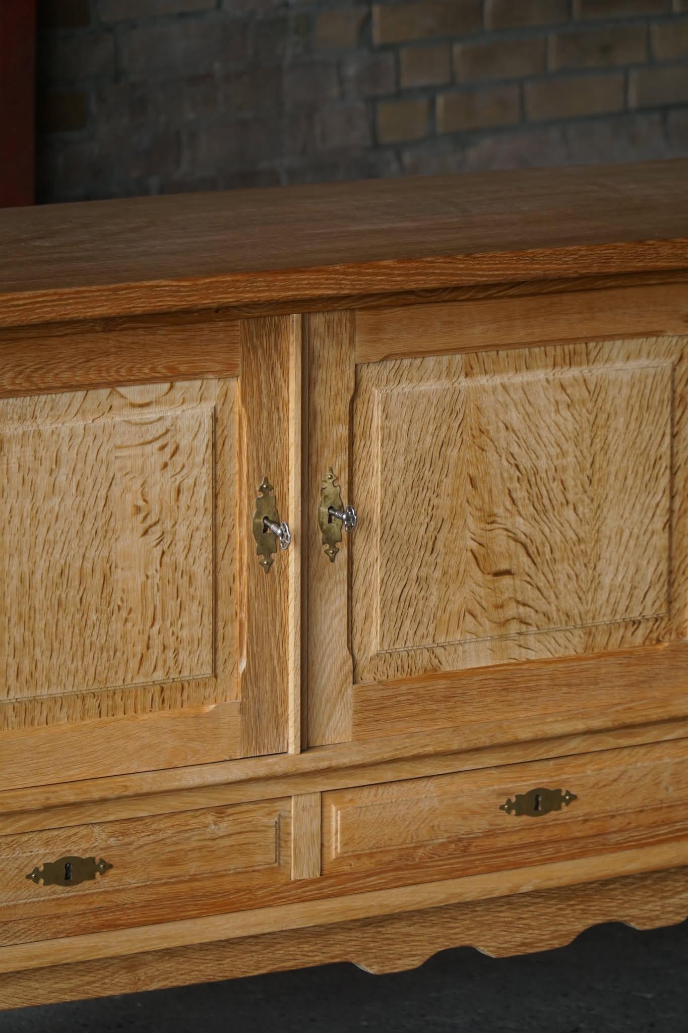 Buffet danois du milieu du siècle, brutaliste, en Oak, Henning Kjærnulf, 1960 en vente 7