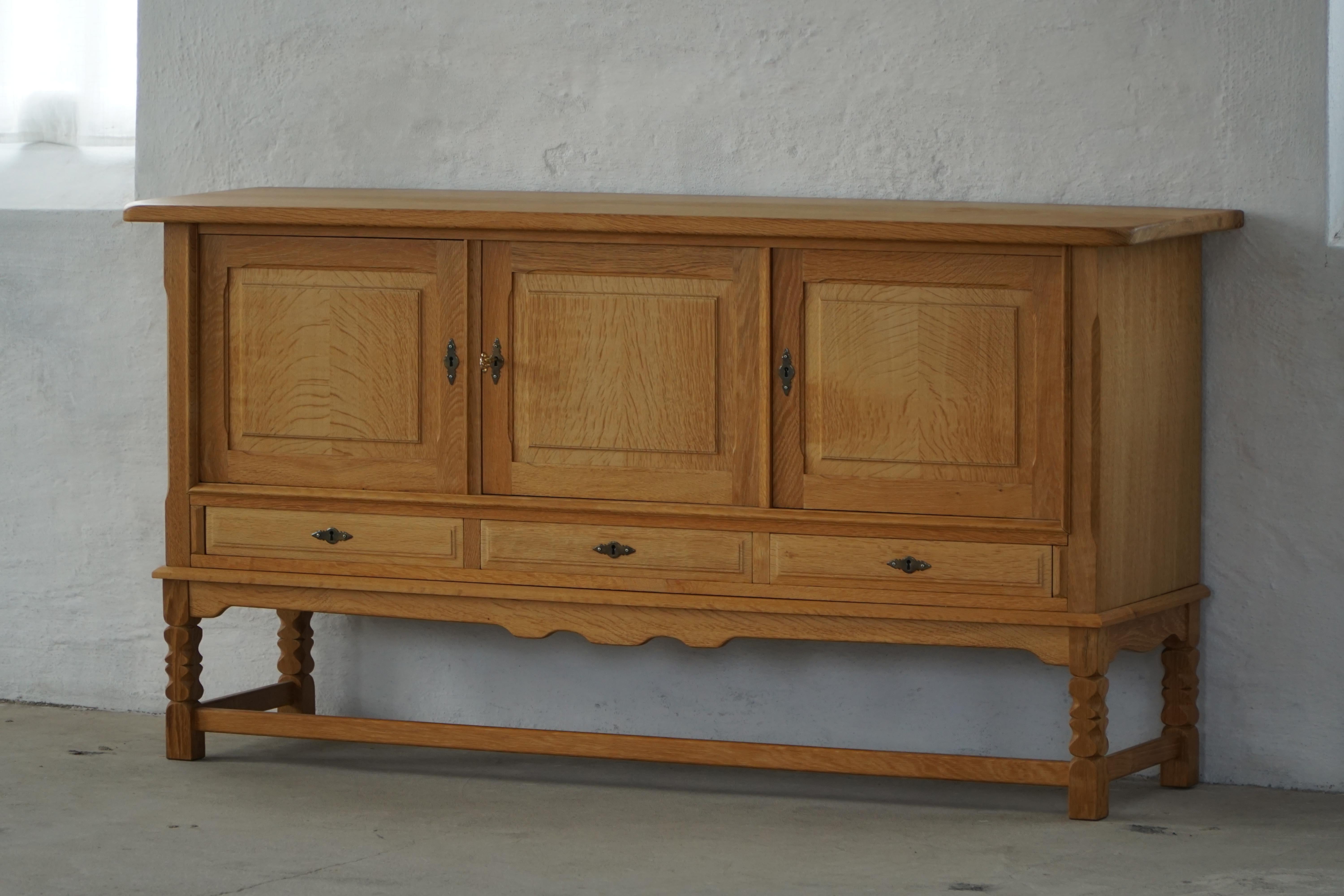 Buffet danois du milieu du siècle, brutaliste, en Oak, Henning Kjærnulf, 1970 en vente 3