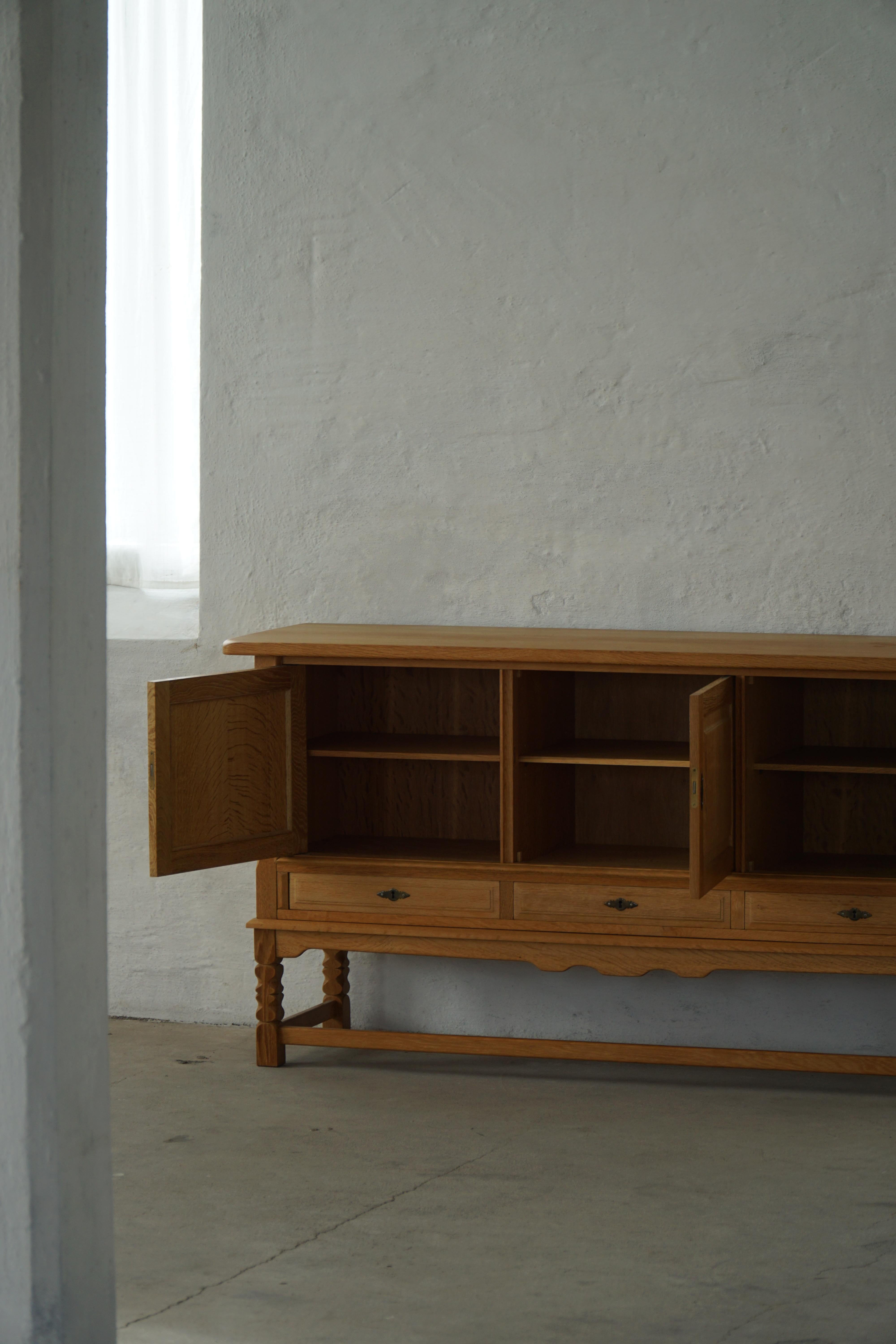 Buffet danois du milieu du siècle, brutaliste, en Oak, Henning Kjærnulf, 1970 en vente 4