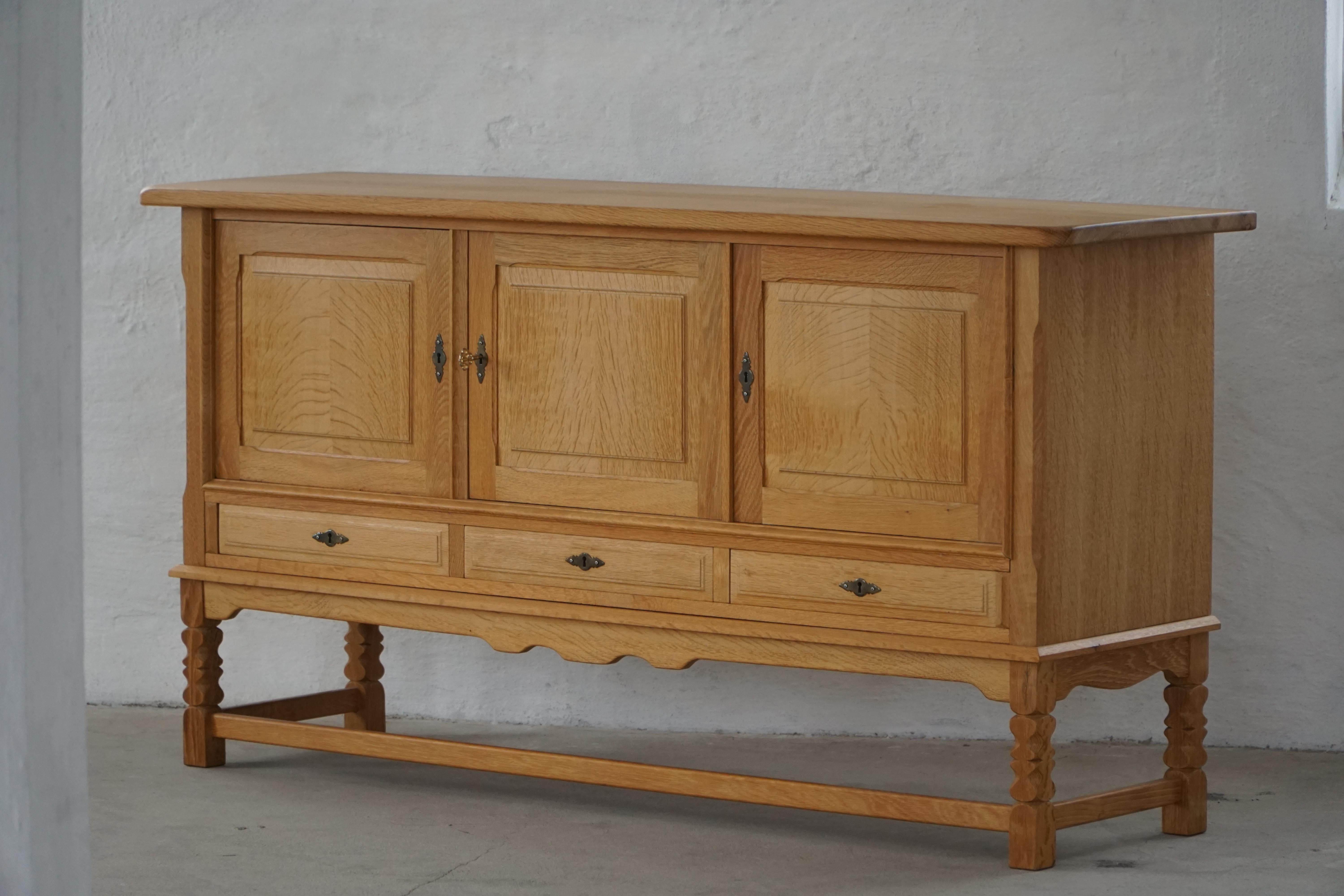 Buffet danois du milieu du siècle, brutaliste, en Oak, Henning Kjærnulf, 1970 en vente 5