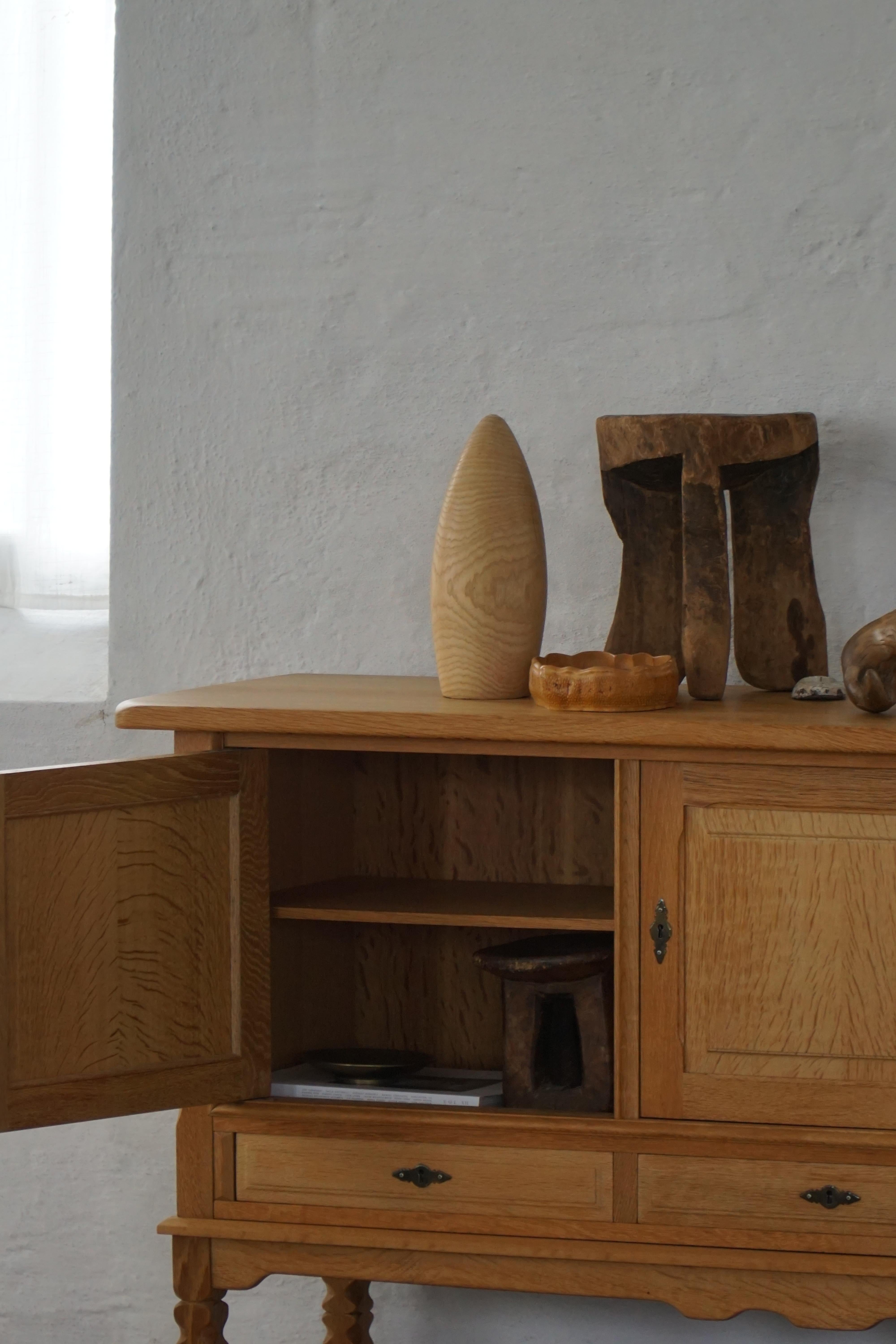 Buffet danois du milieu du siècle, brutaliste, en Oak, Henning Kjærnulf, 1970 en vente 6