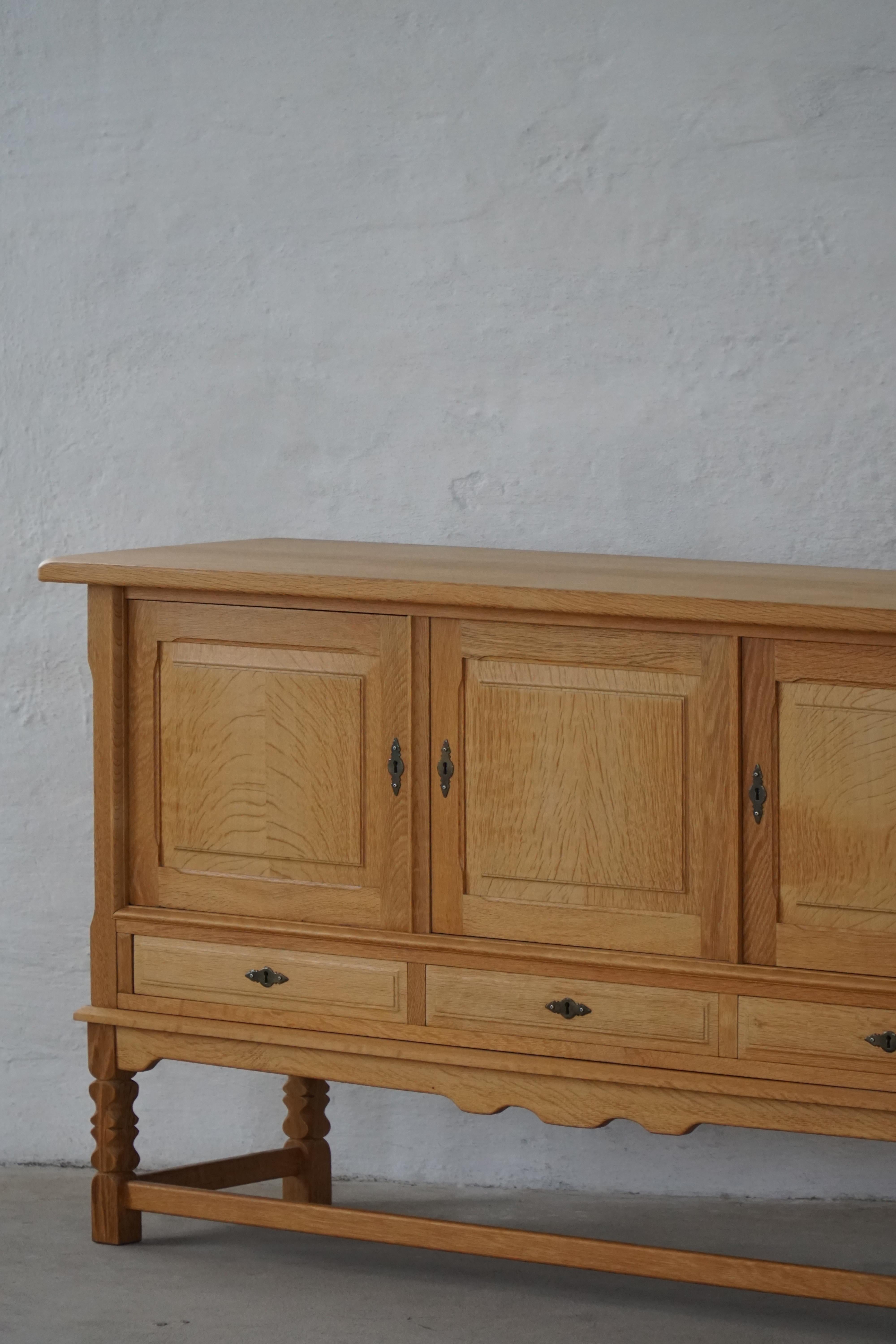 Buffet danois du milieu du siècle, brutaliste, en Oak, Henning Kjærnulf, 1970 en vente 7