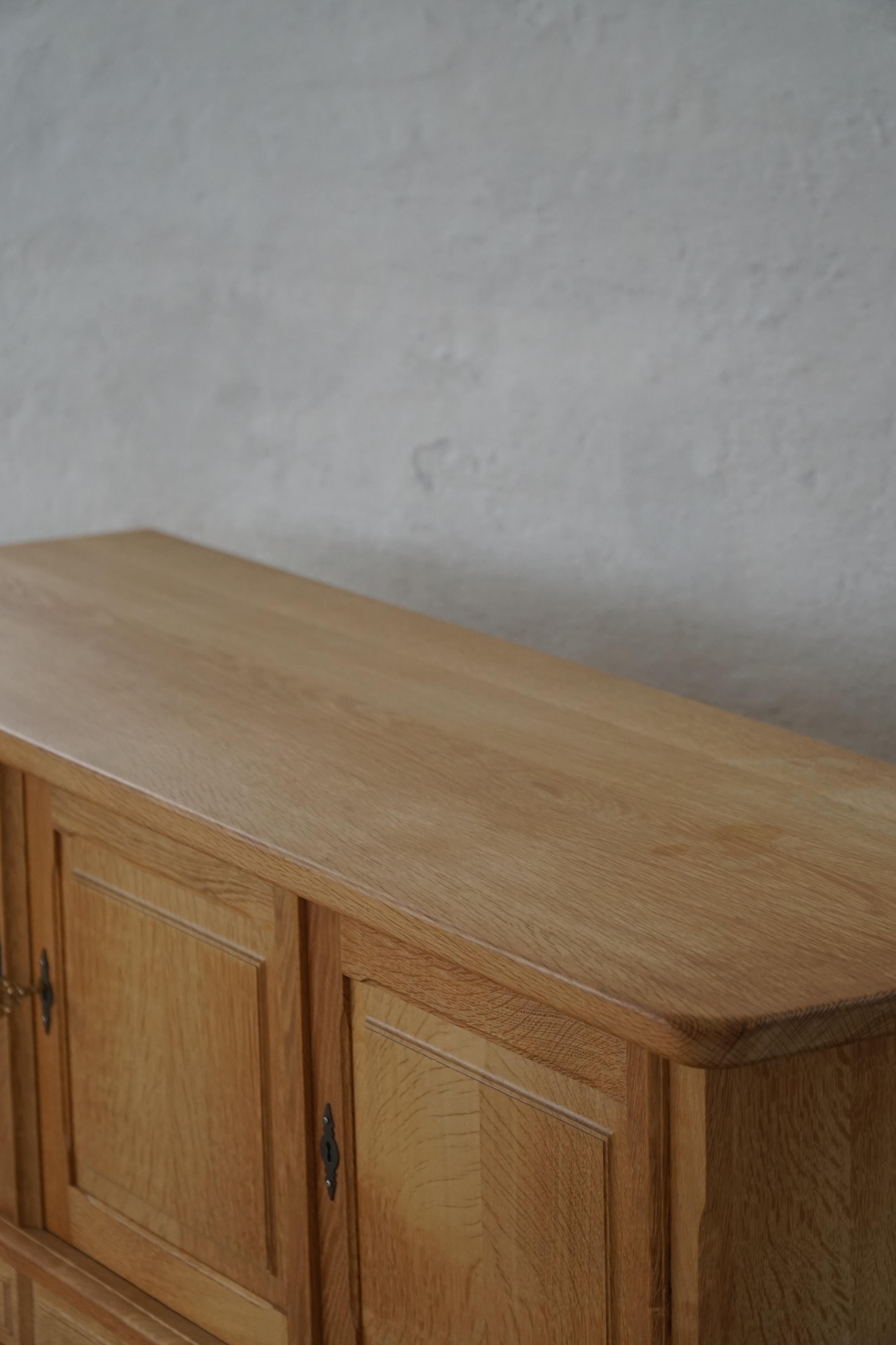 Buffet danois du milieu du siècle, brutaliste, en Oak, Henning Kjærnulf, 1970 en vente 8