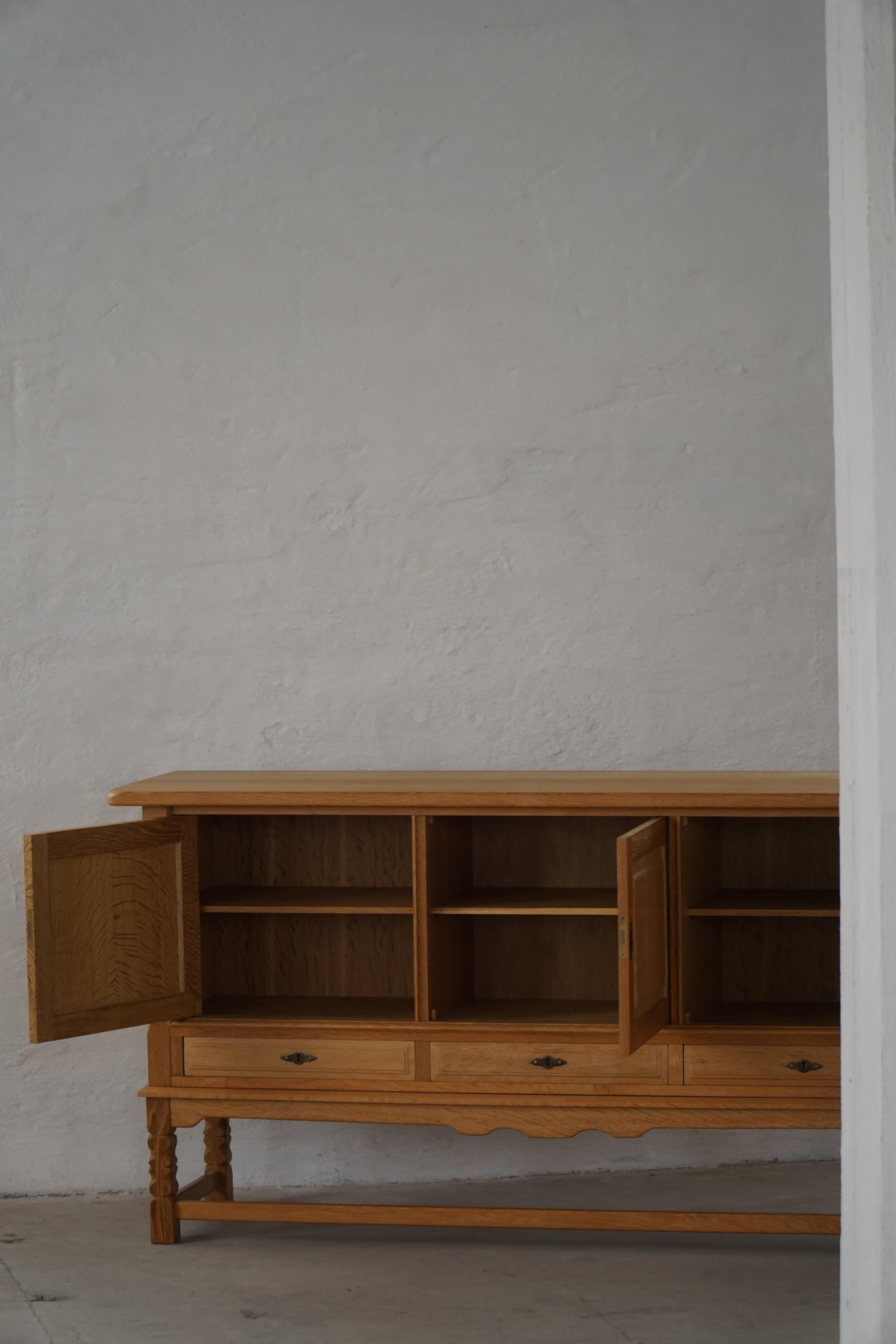 Buffet danois du milieu du siècle, brutaliste, en Oak, Henning Kjærnulf, 1970 en vente 11