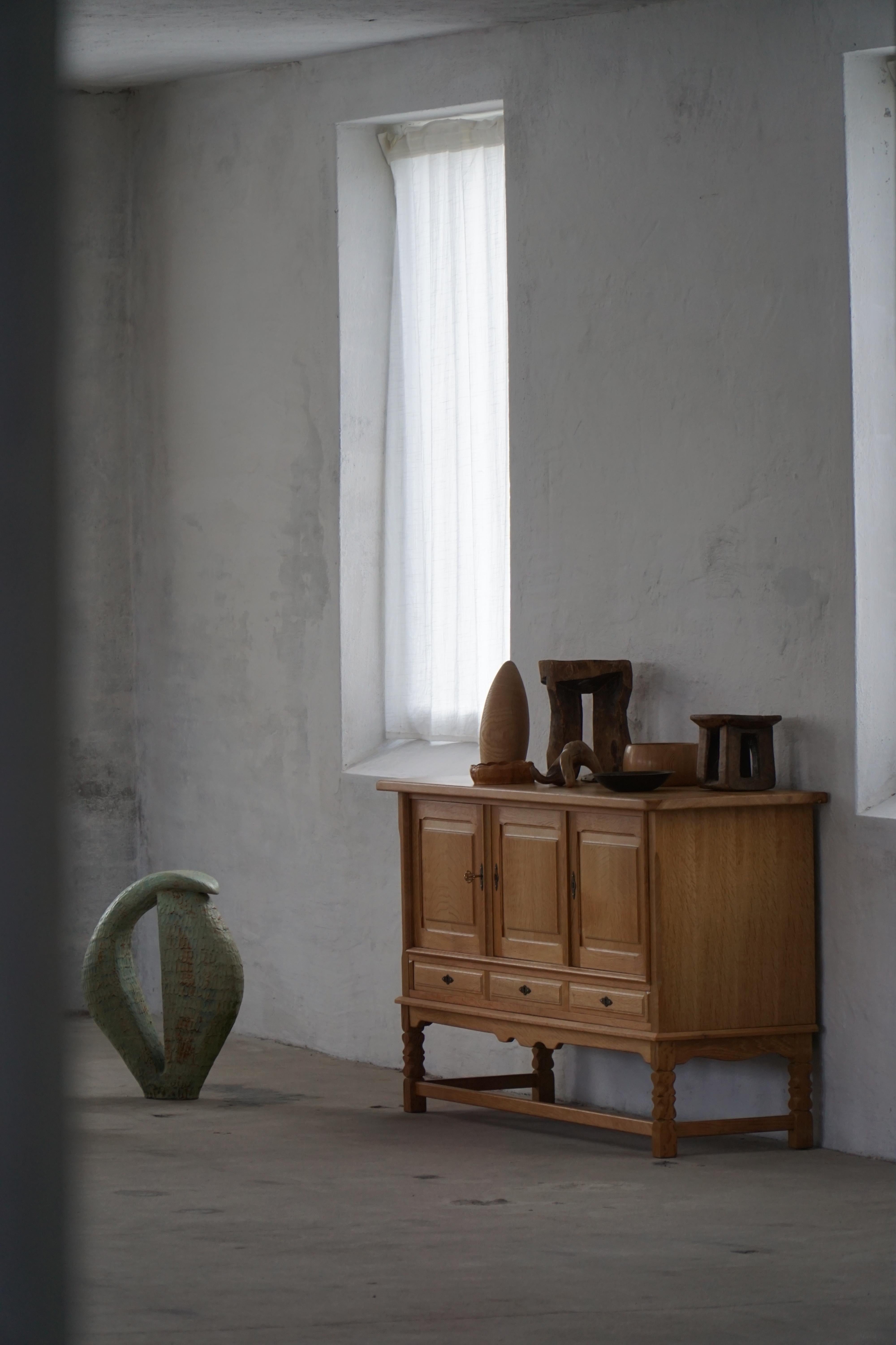 Scandinave moderne Buffet danois du milieu du siècle, brutaliste, en Oak, Henning Kjærnulf, 1970 en vente
