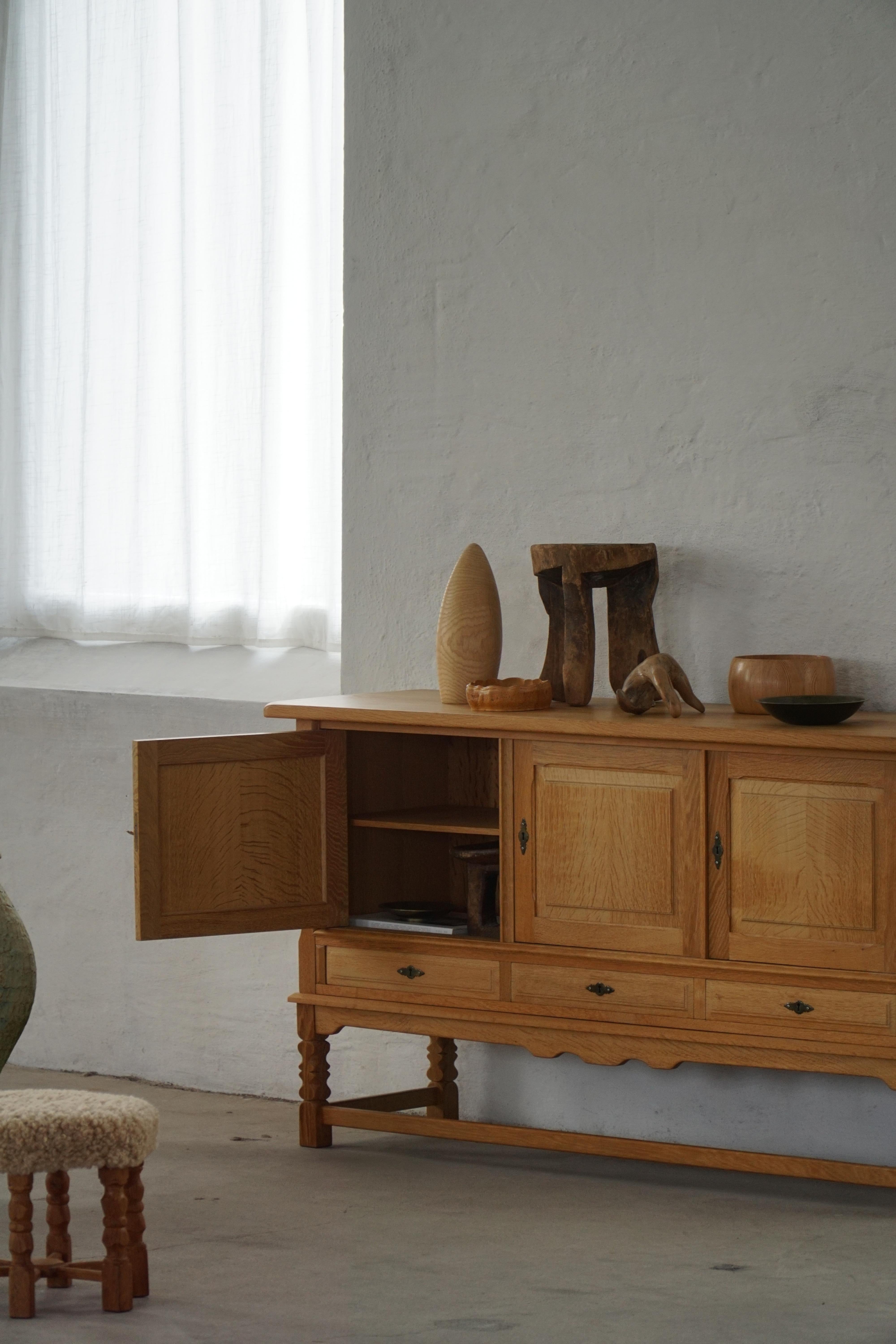 Danois Buffet danois du milieu du siècle, brutaliste, en Oak, Henning Kjærnulf, 1970 en vente