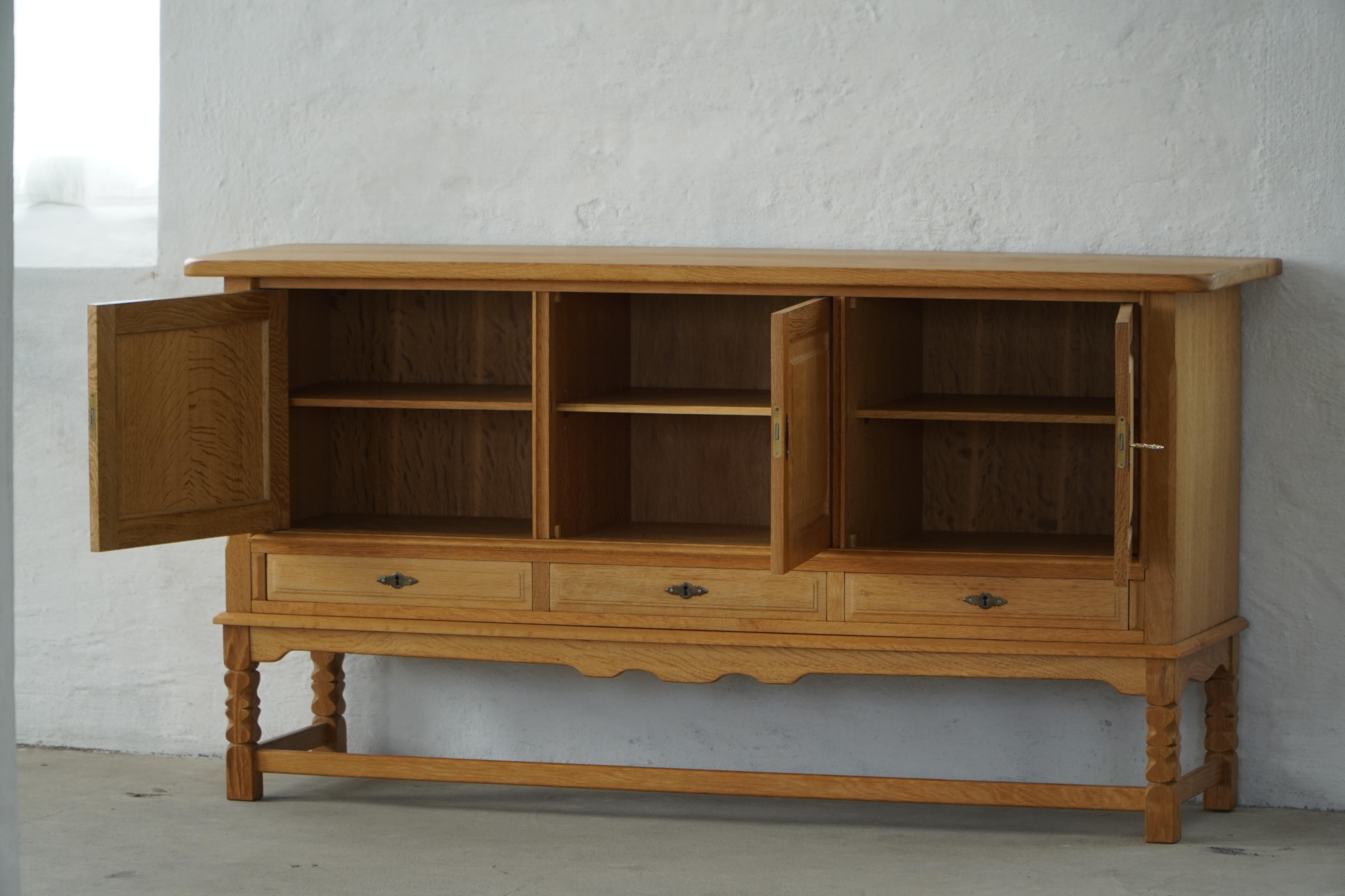 Buffet danois du milieu du siècle, brutaliste, en Oak, Henning Kjærnulf, 1970 Bon état - En vente à Odense, DK