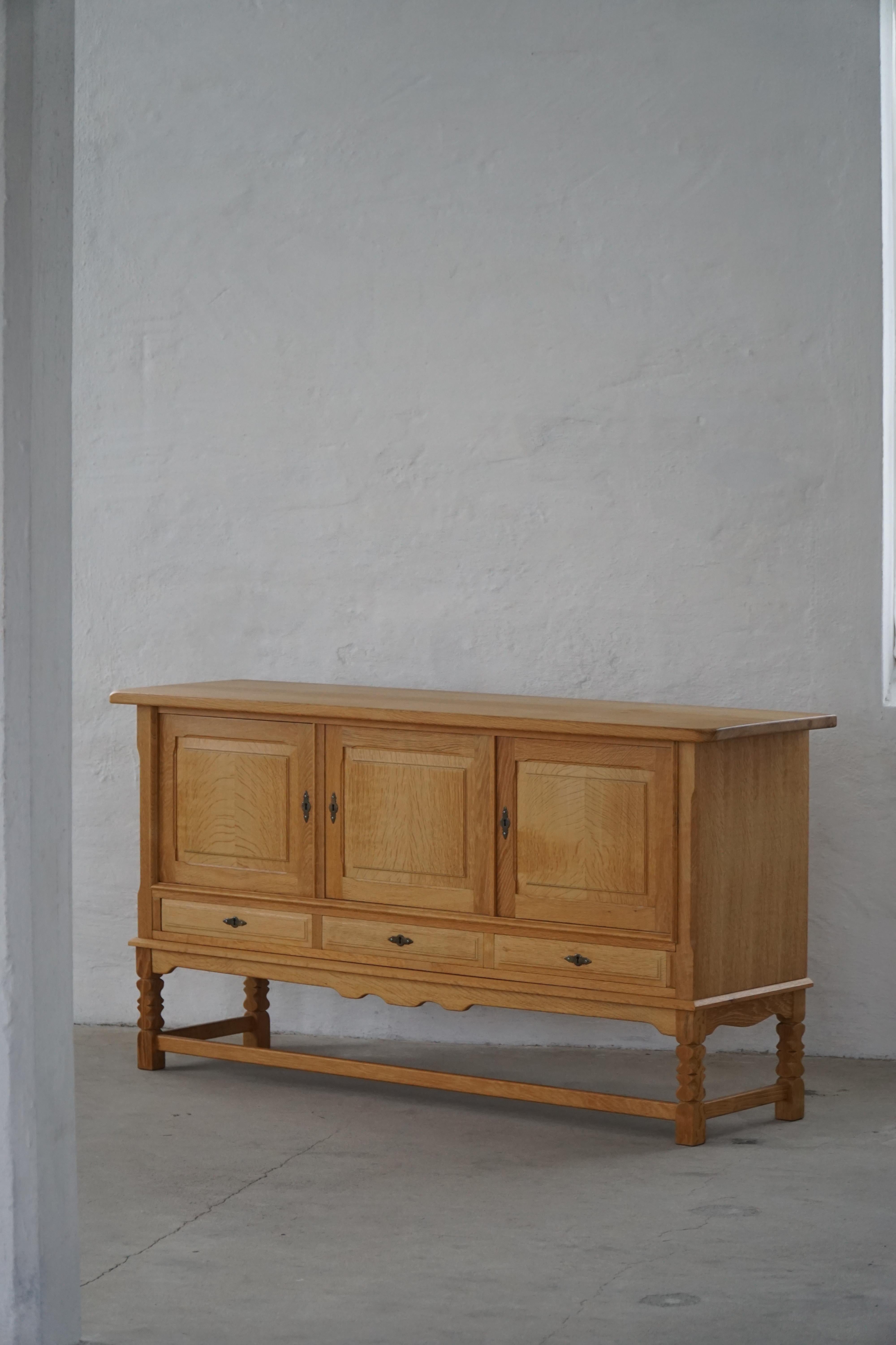 20ième siècle Buffet danois du milieu du siècle, brutaliste, en Oak, Henning Kjærnulf, 1970 en vente