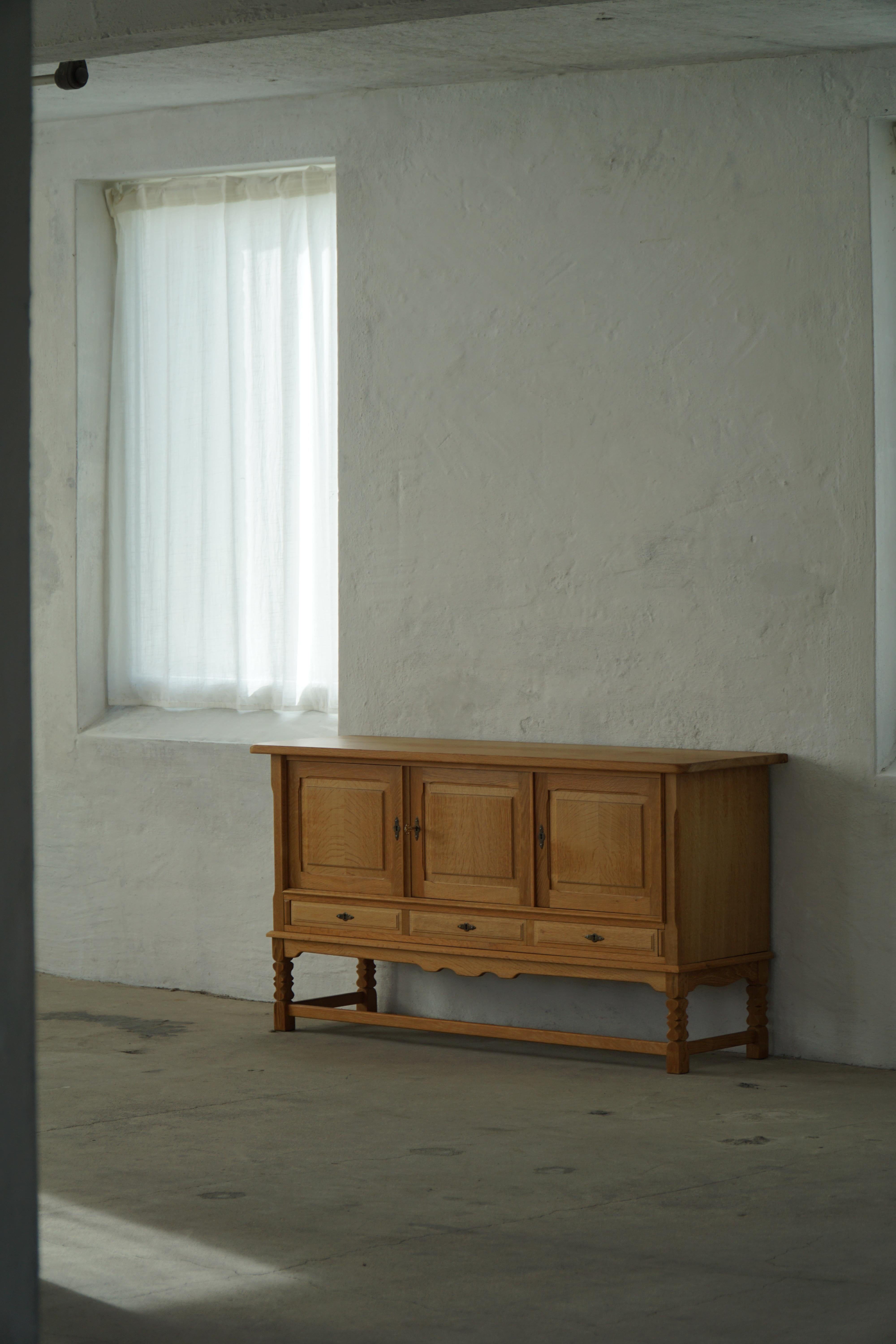 Chêne Buffet danois du milieu du siècle, brutaliste, en Oak, Henning Kjærnulf, 1970 en vente
