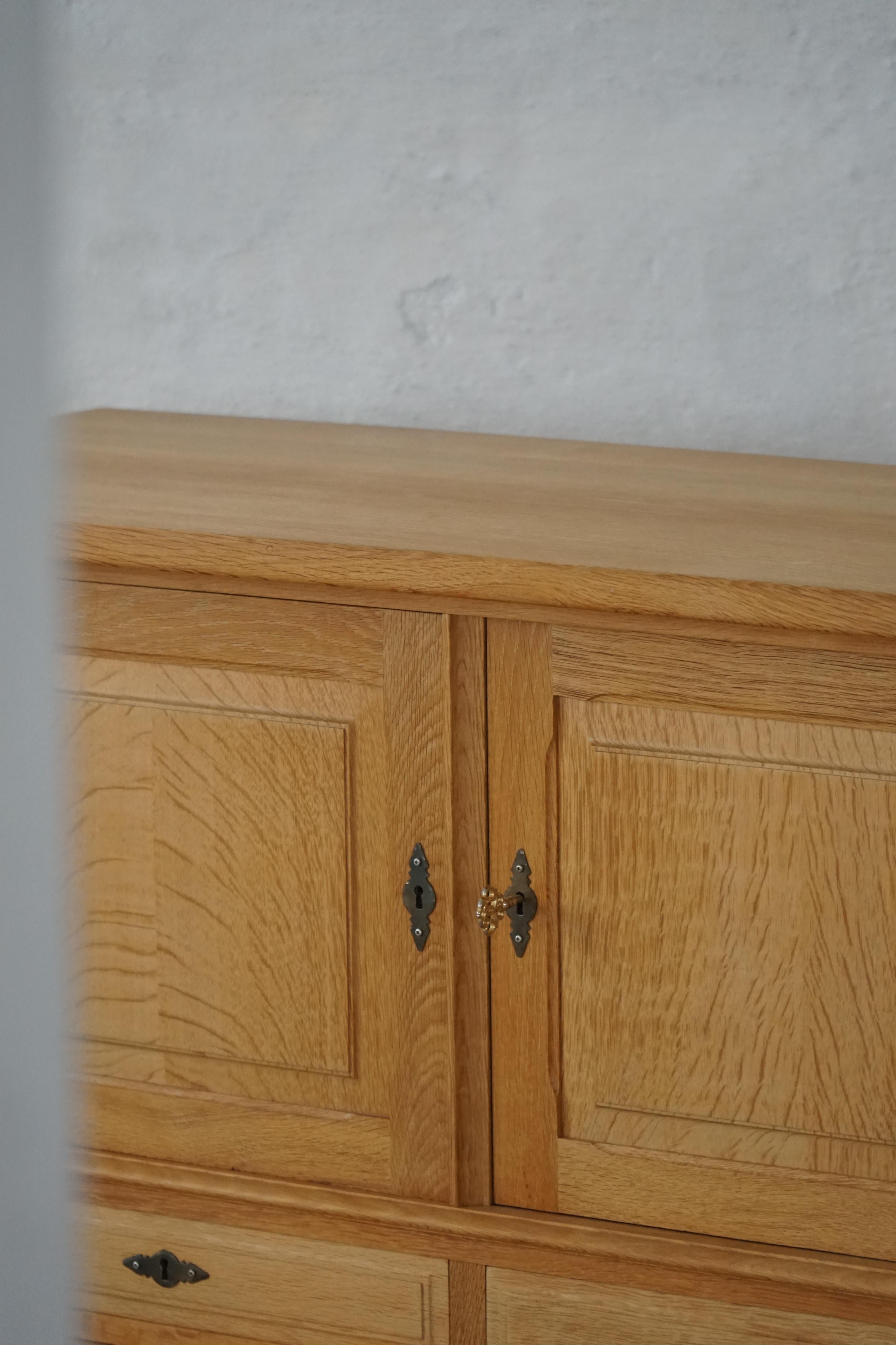 Buffet danois du milieu du siècle, brutaliste, en Oak, Henning Kjærnulf, 1970 en vente 1